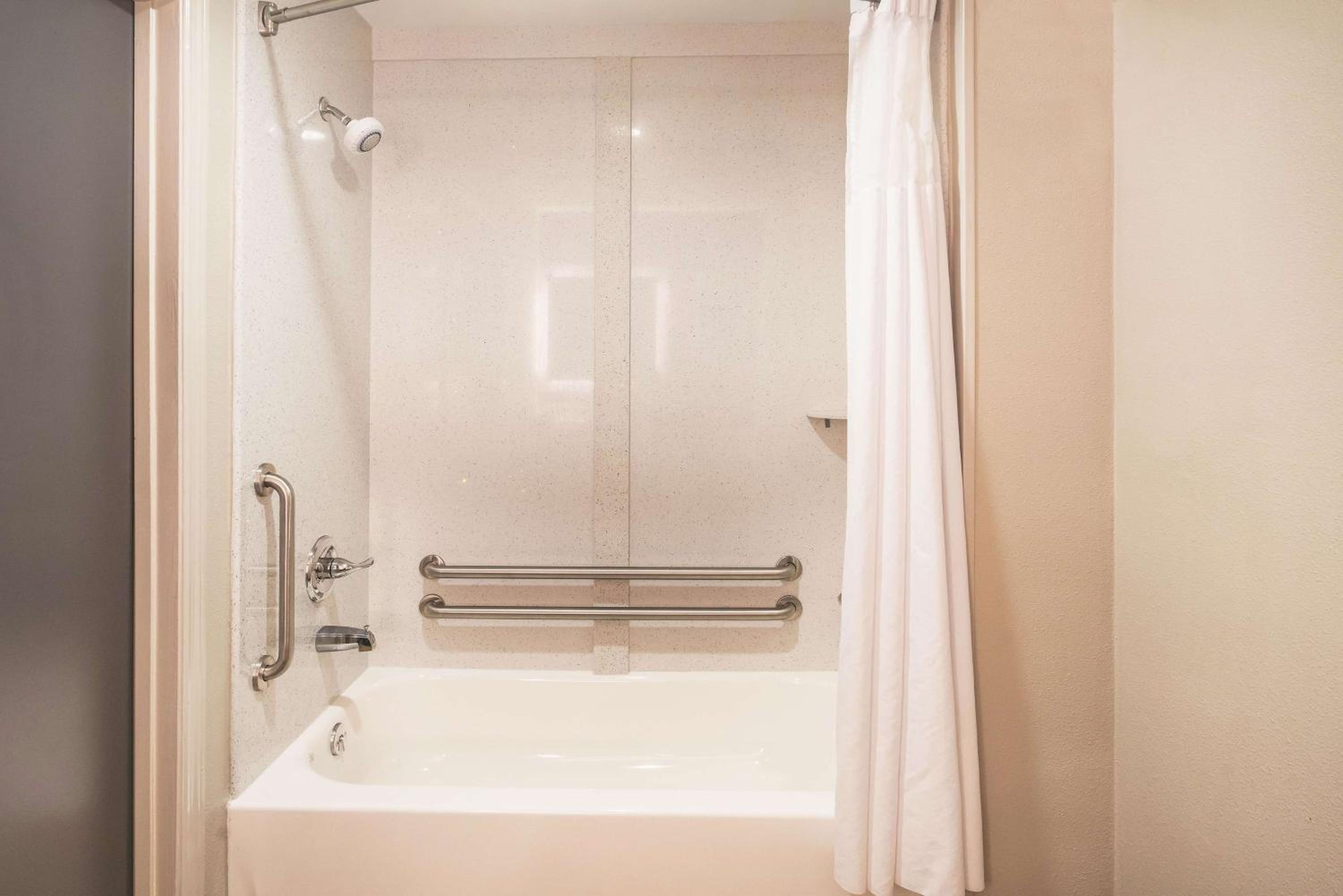 One-Bedroom King Suite with Tub with Grab Bars - Mobility Accessible/Non-Smoking photo 3