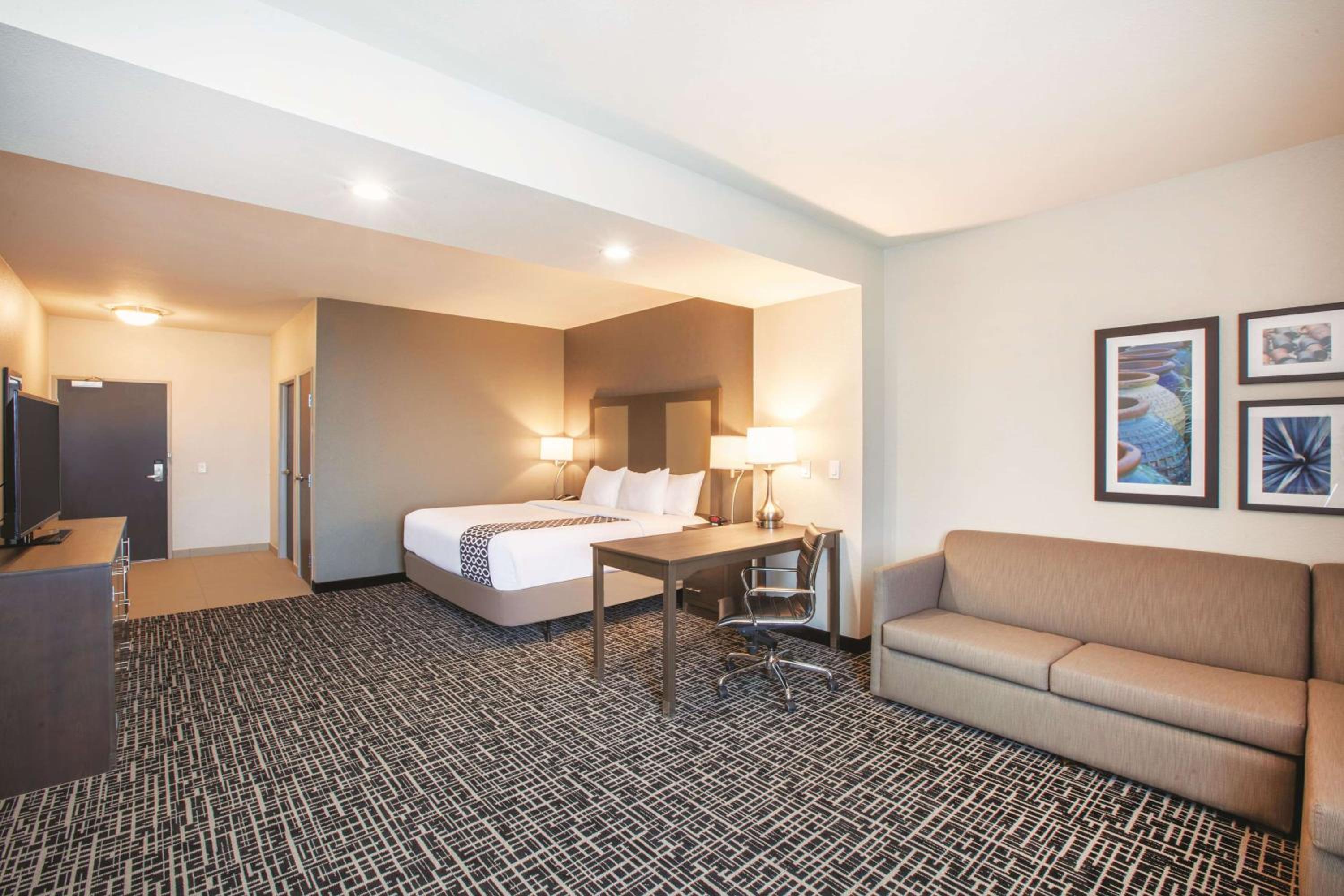 Deluxe King Room with Bath Tub - Mobility/Hearing Accessible - Non-Smoking