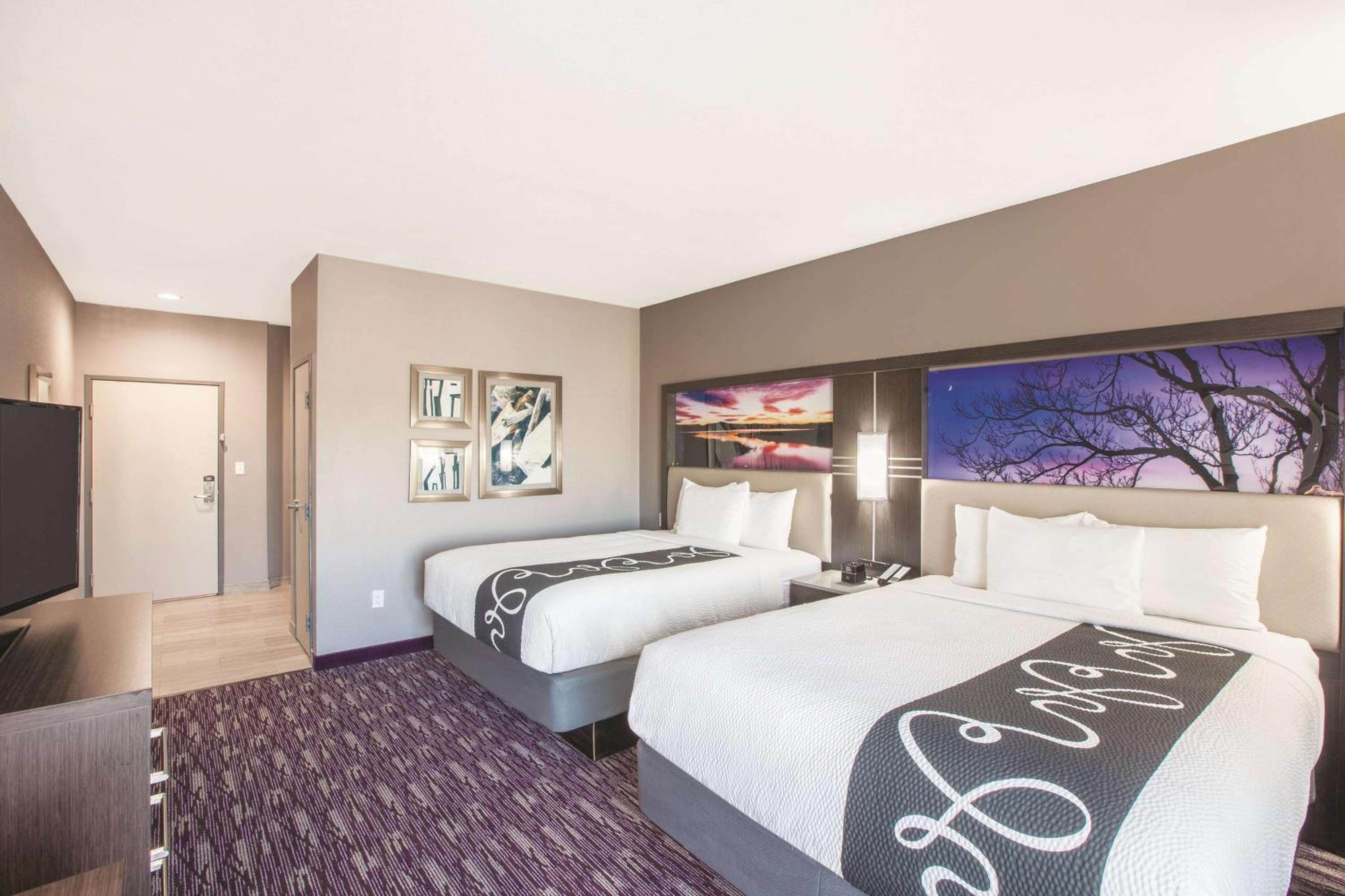 Queen Room with Two Queen Beds photo 1