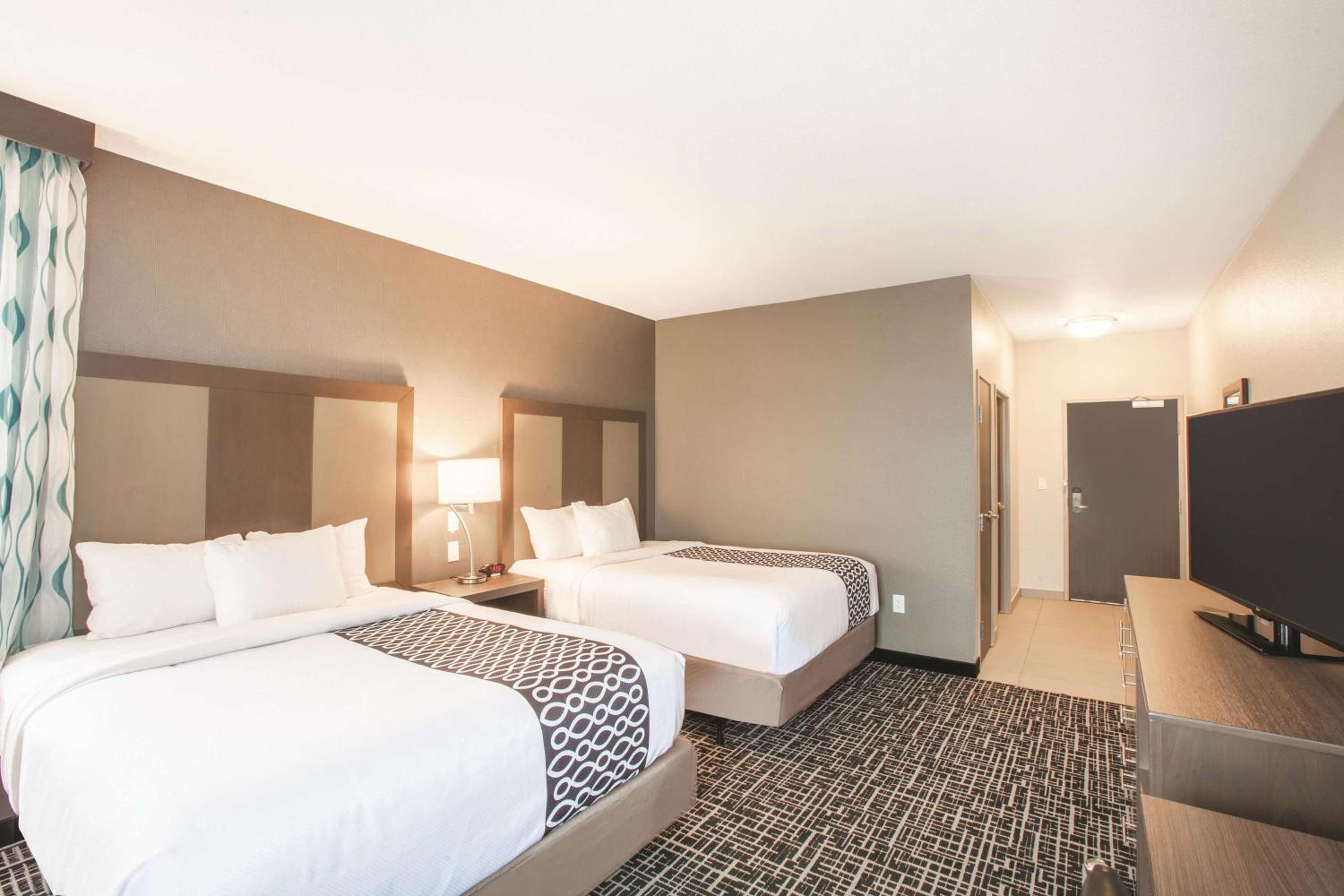 Queen Room with Two Queen Beds and Bath Tub - Mobility/Hearing Accessible - Non-Smoking