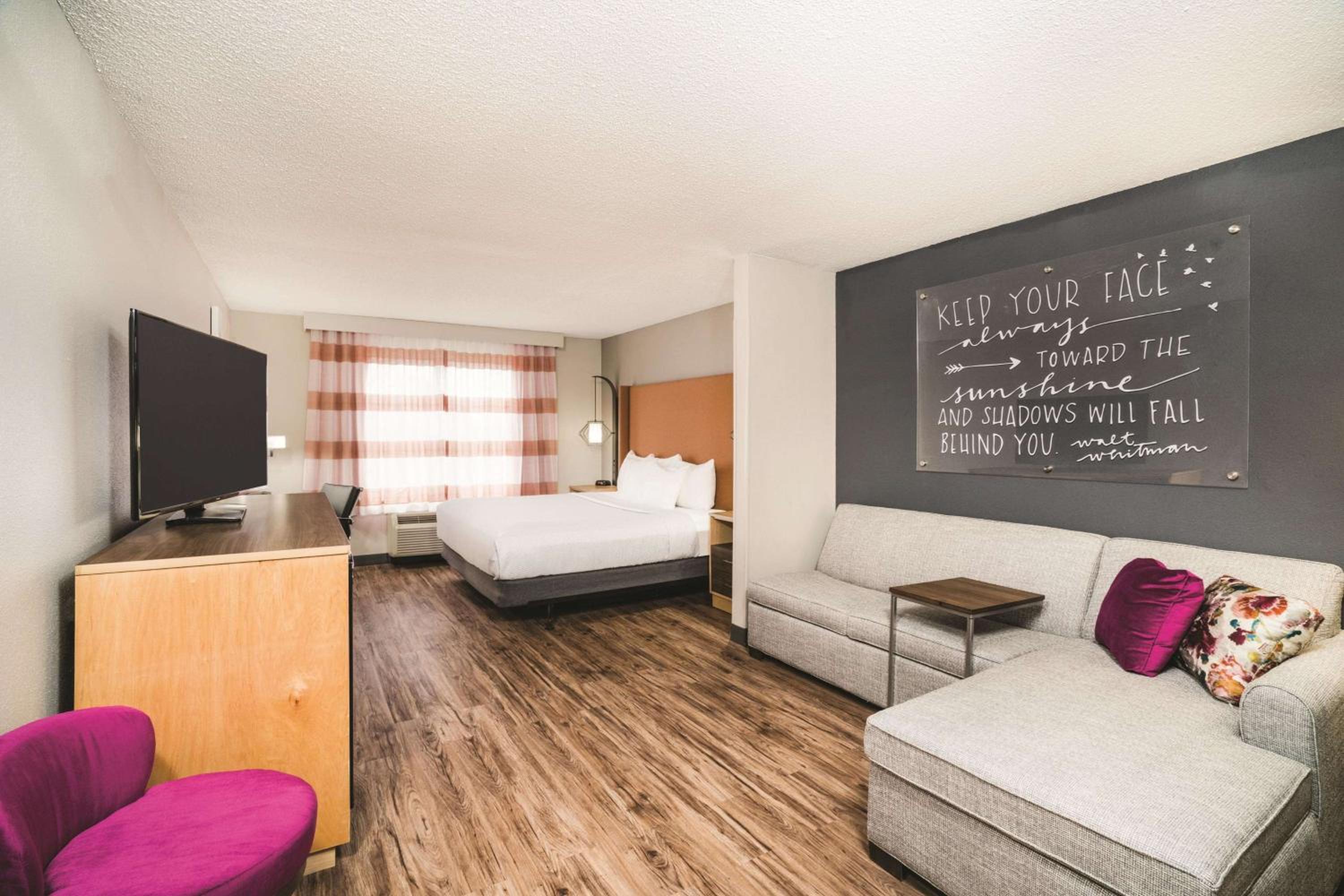 King Room with Roll-in Shower - Mobility Access/Non-Smoking - Photo 2