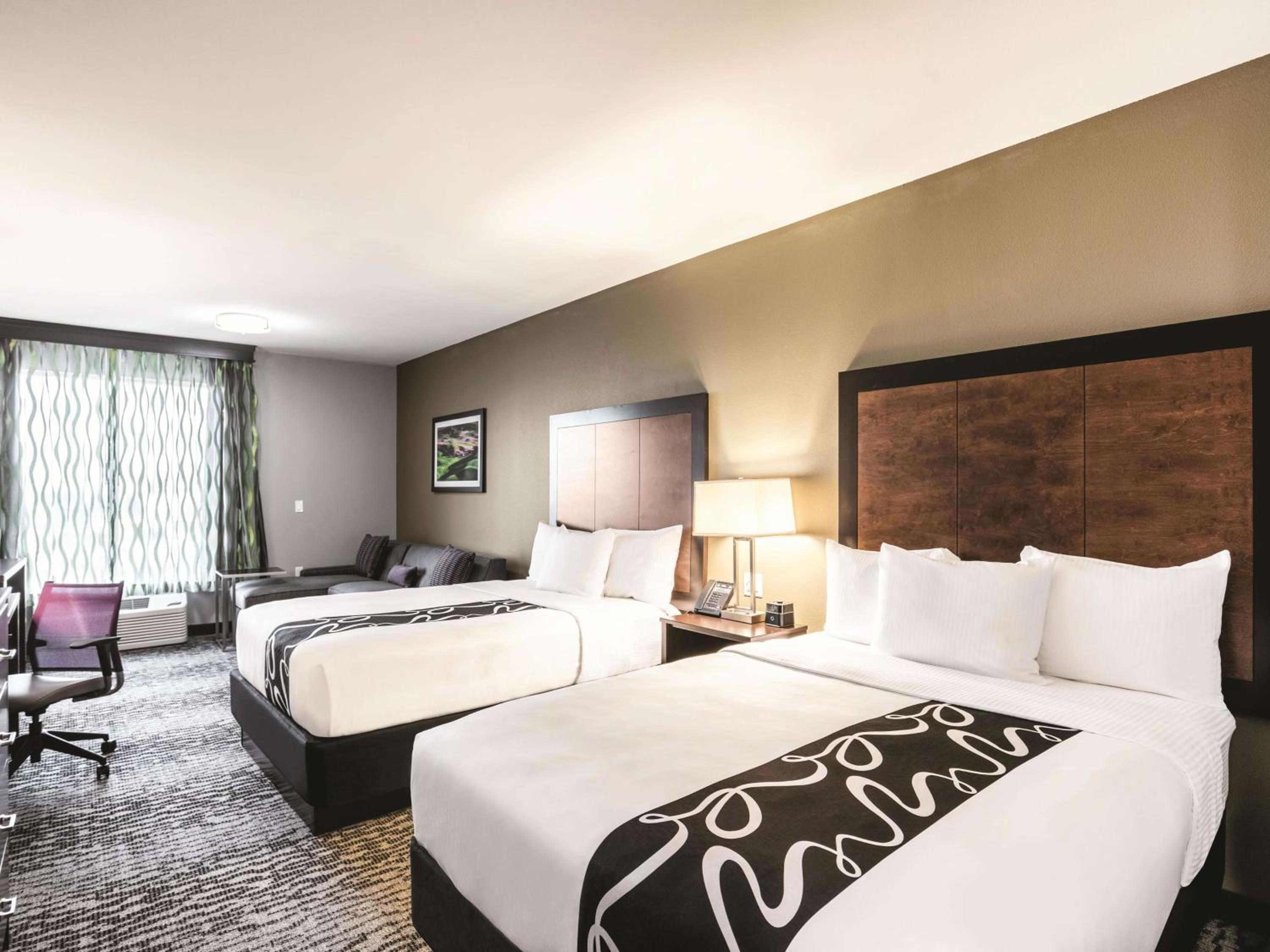 2 Queen Beds, Deluxe Family Room, Non-Smoking photo 1