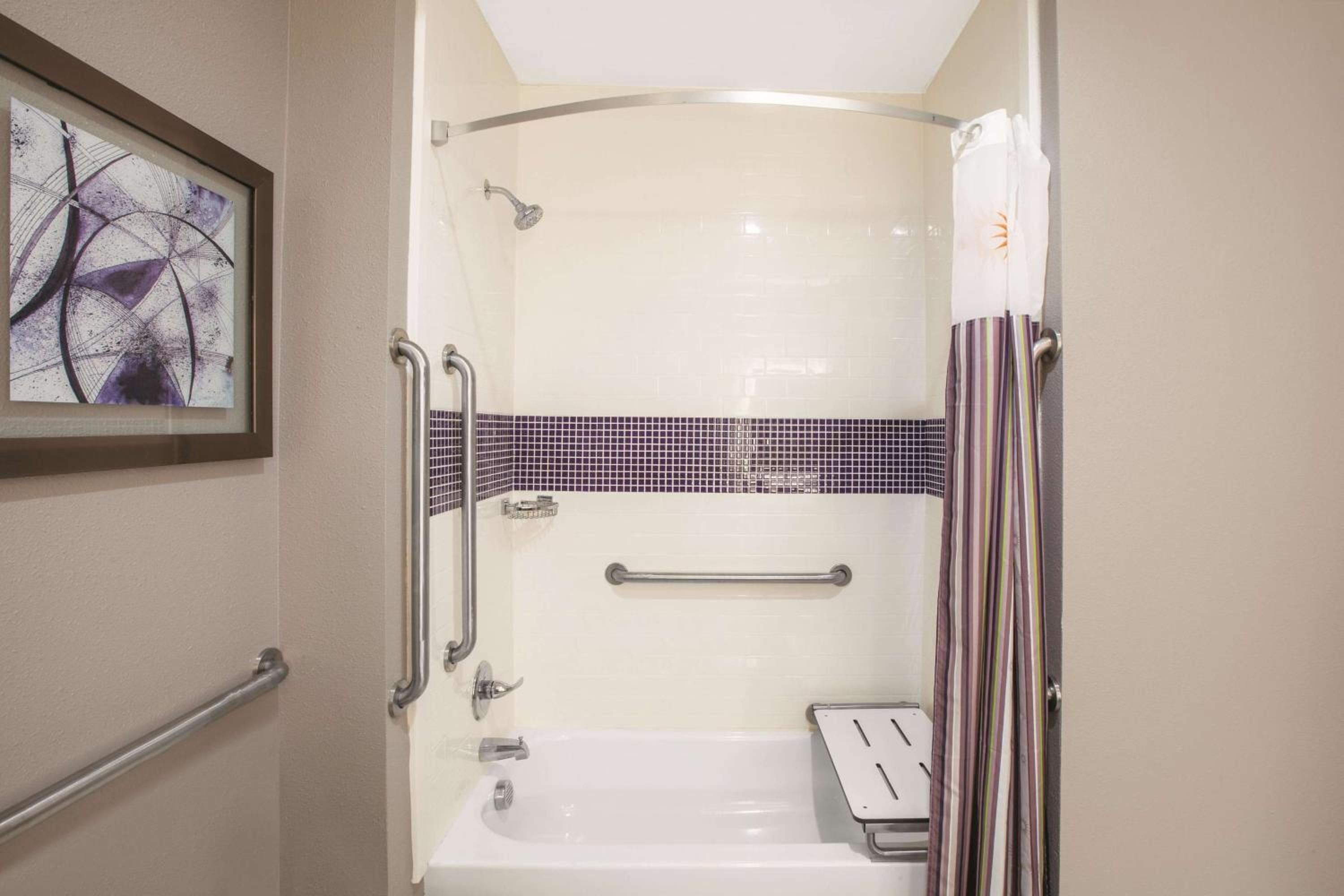 King Room with Bath Tub - Mobility/Hearing Accessible - Non-Smoking photo 2