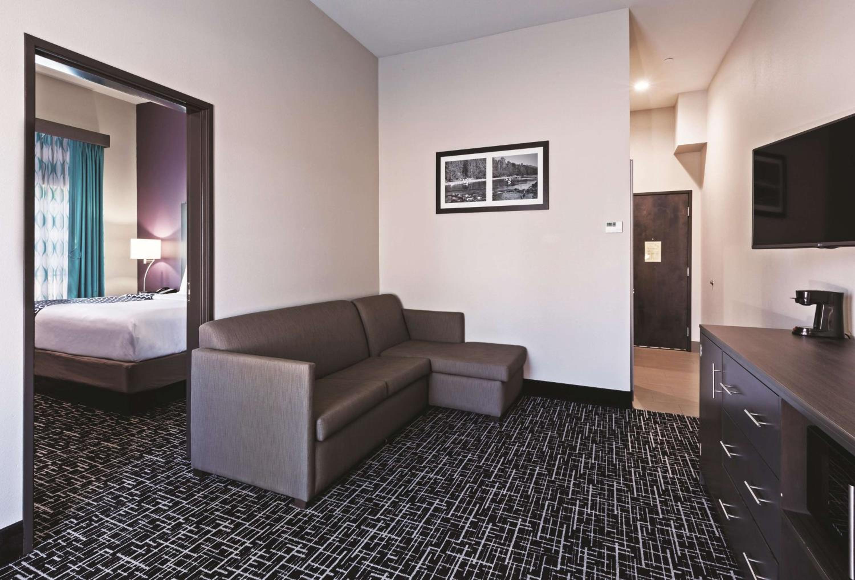 King Suite - Non-Smoking photo 3