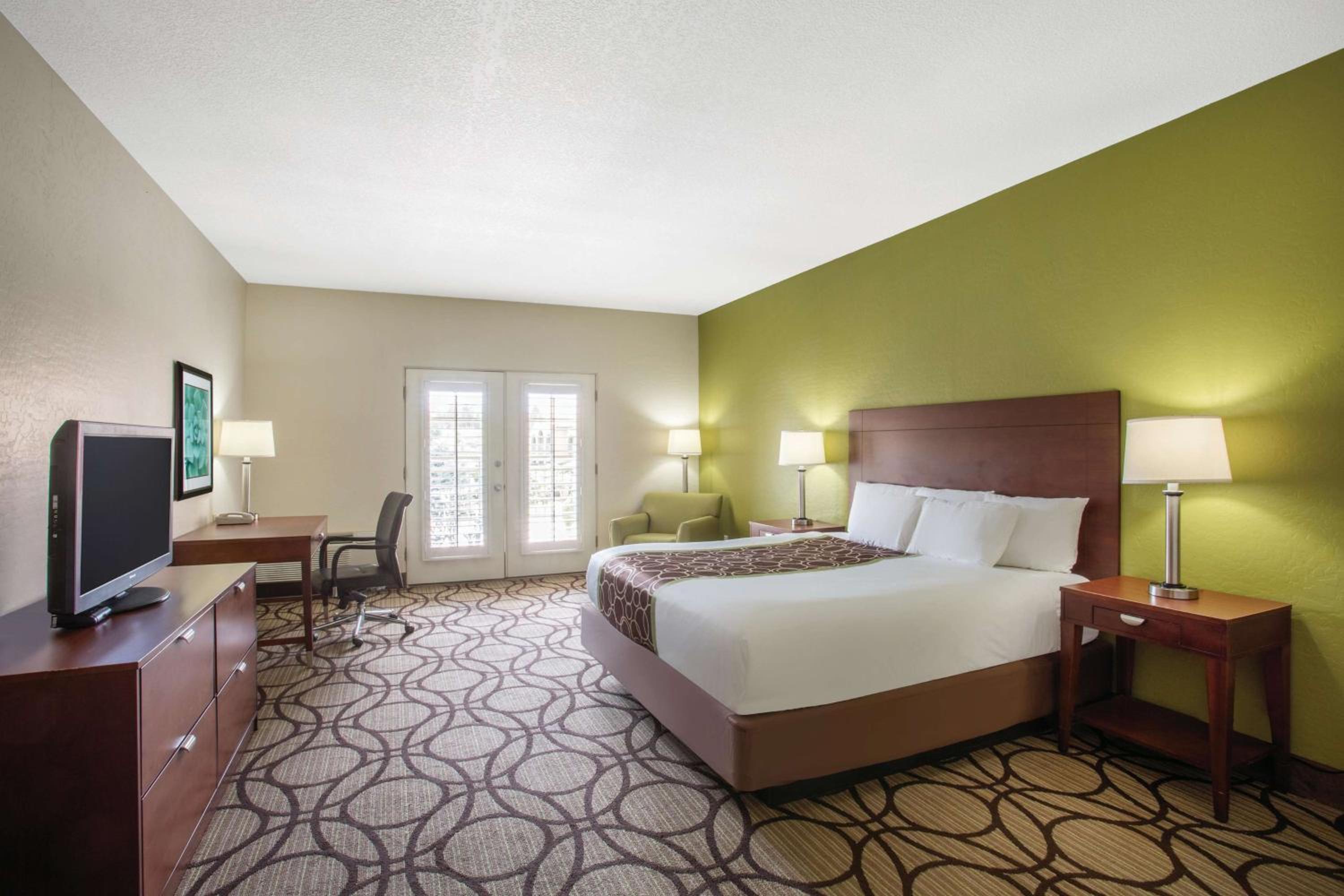 King Room - Non-Smoking - Photo 4
