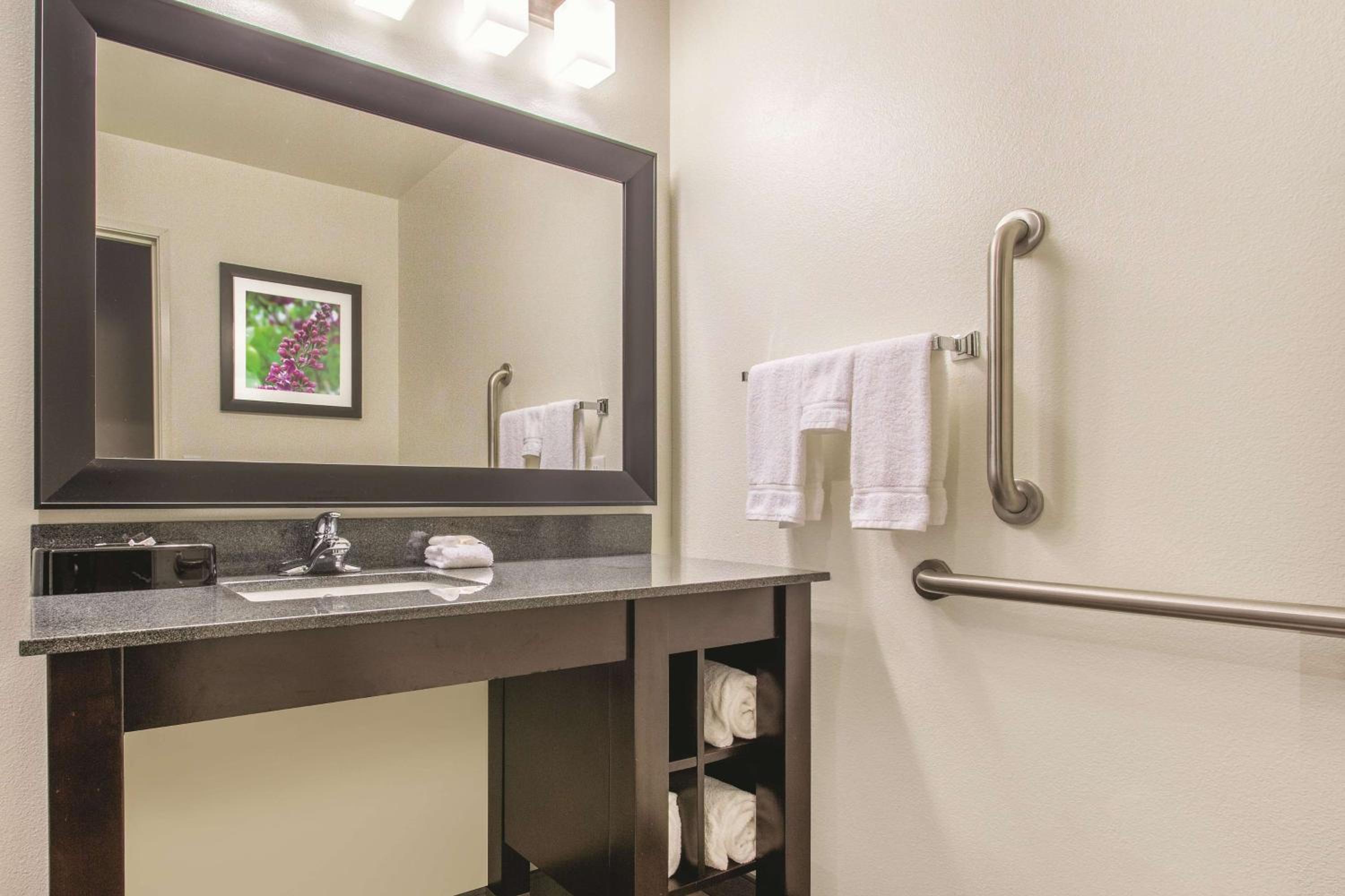 Queen Room with Two Queen Beds - Mobility Access/Non-Smoking photo 2