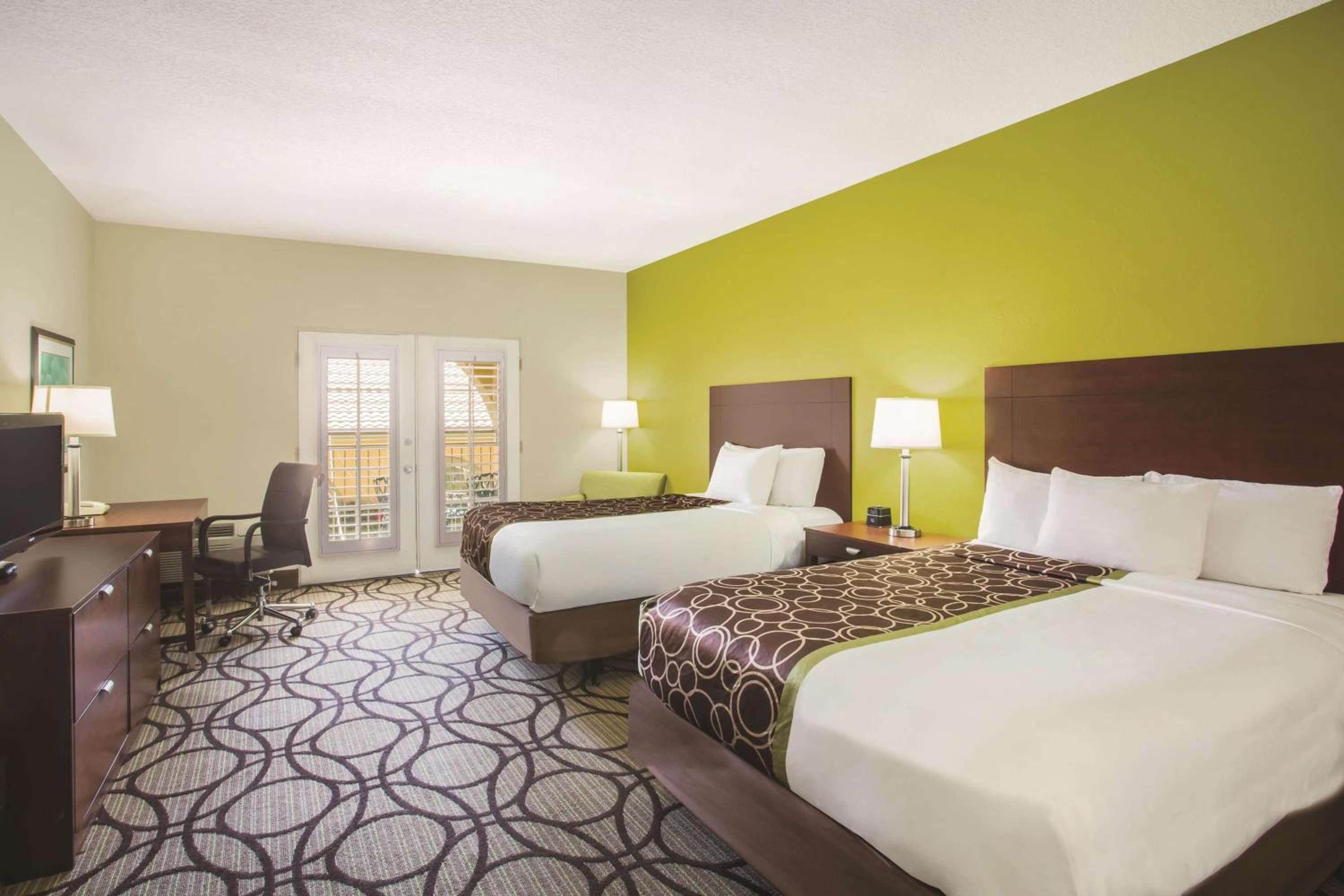 Queen Room with Two Queen Beds - Disability Access - Pet Friendly 1st Floor Only - Non-Smoking - Photo 2