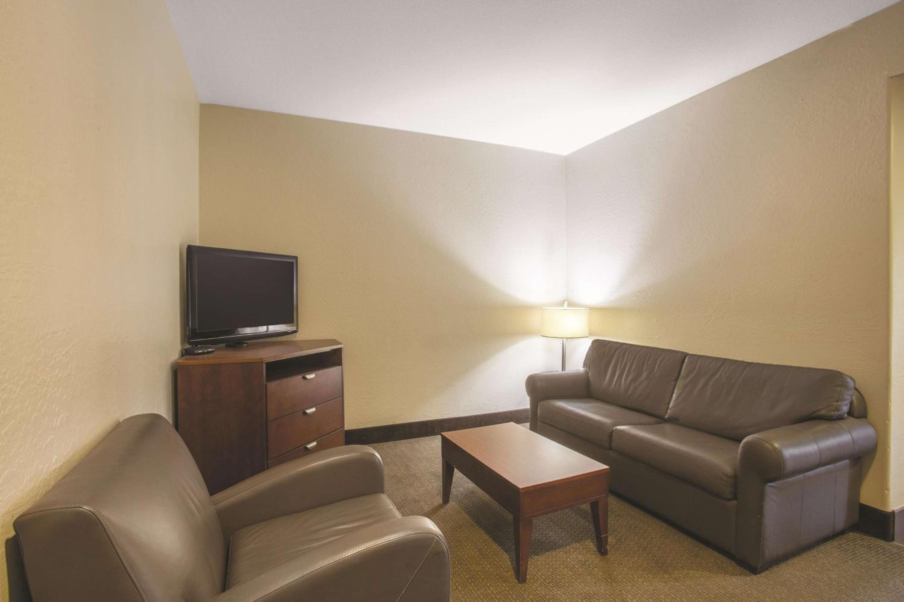 King Suite - Pet Friendly 1st Floor Only - Non-Smoking - Photo 3