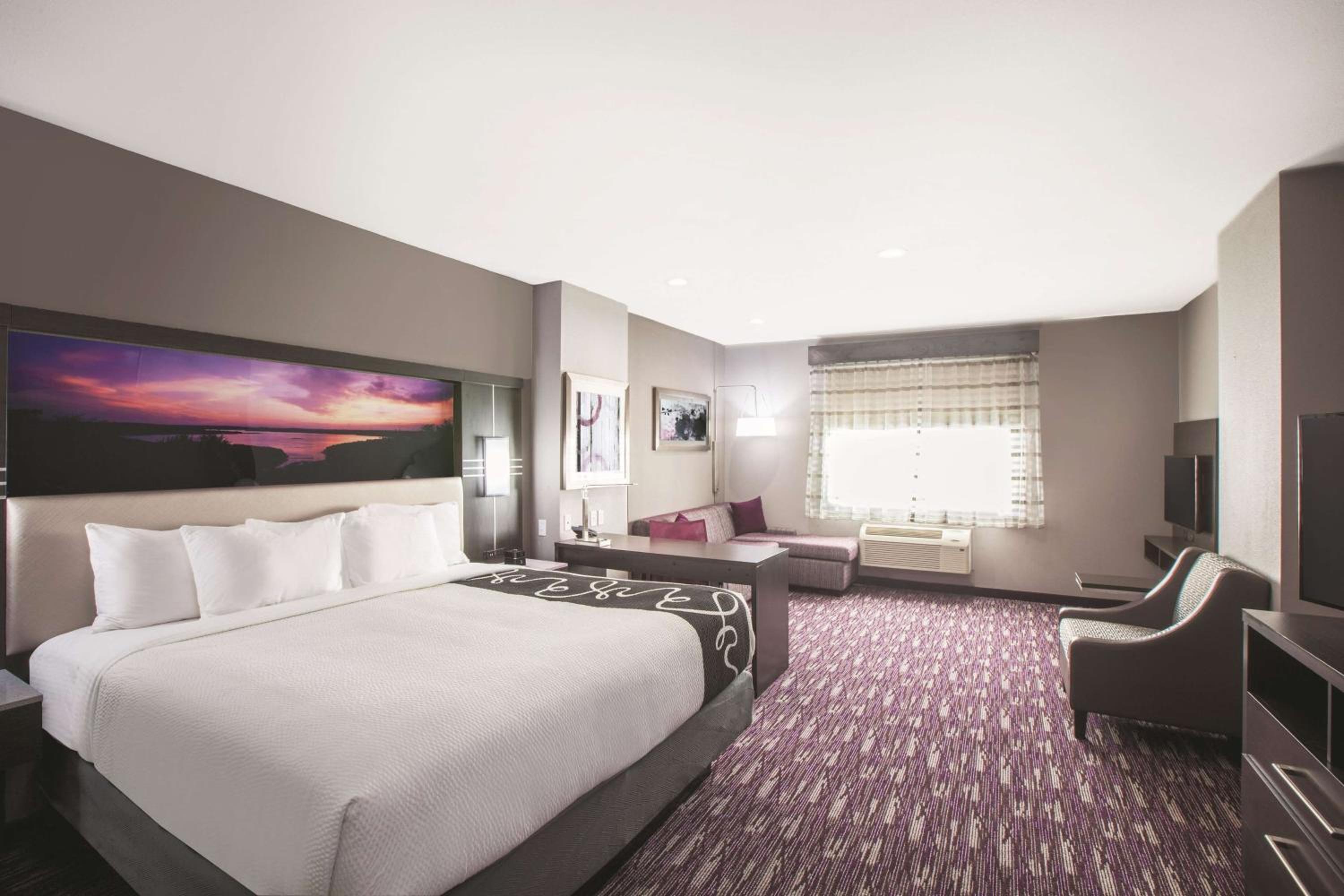 Deluxe King Room with Roll-In Shower - Mobility/Hearing Accessible - Non-Smoking photo 2