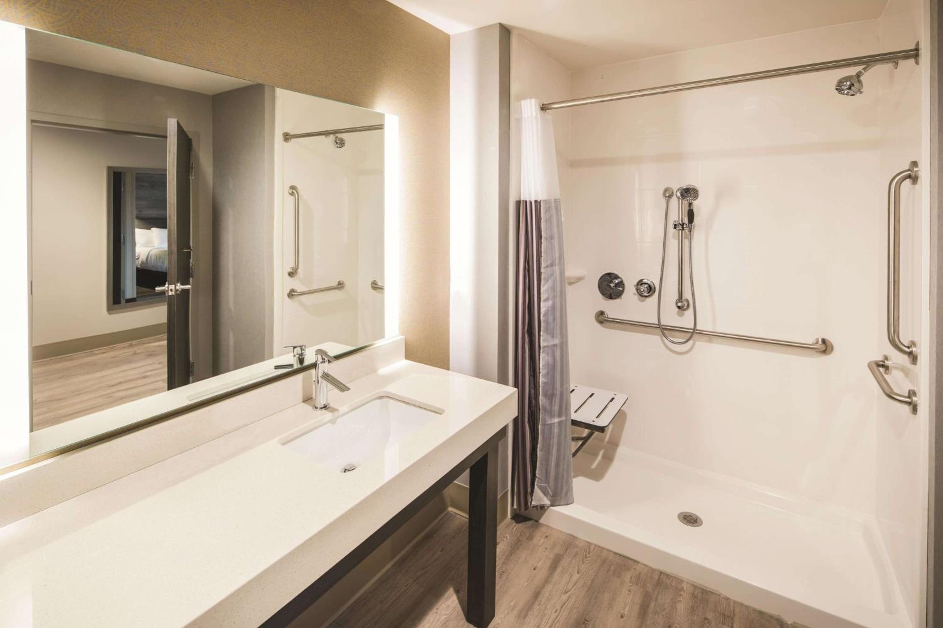King Room - Mobility Access/Non-Smoking photo 2