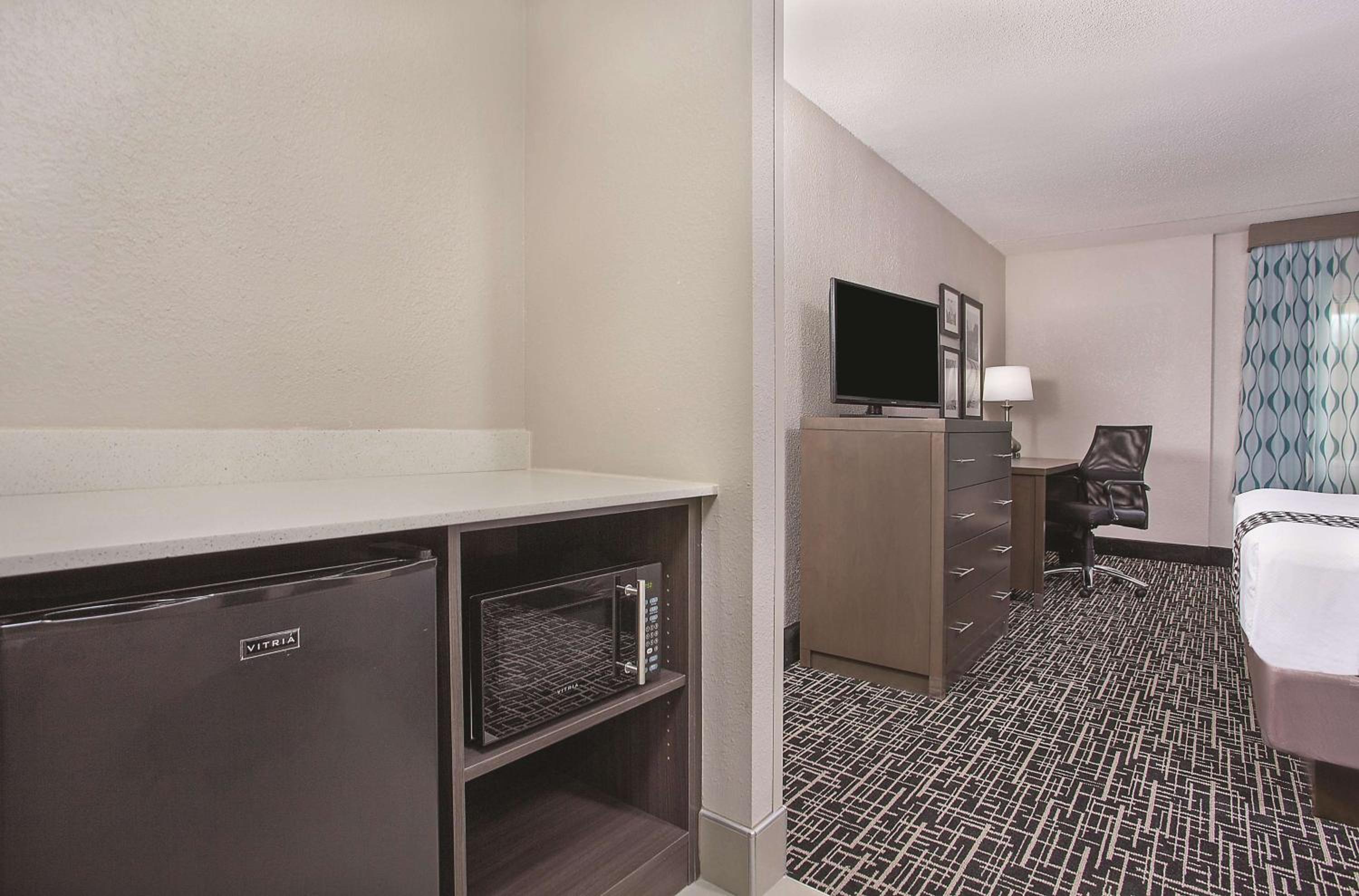Queen Room with Two Queen Beds - Photo 6