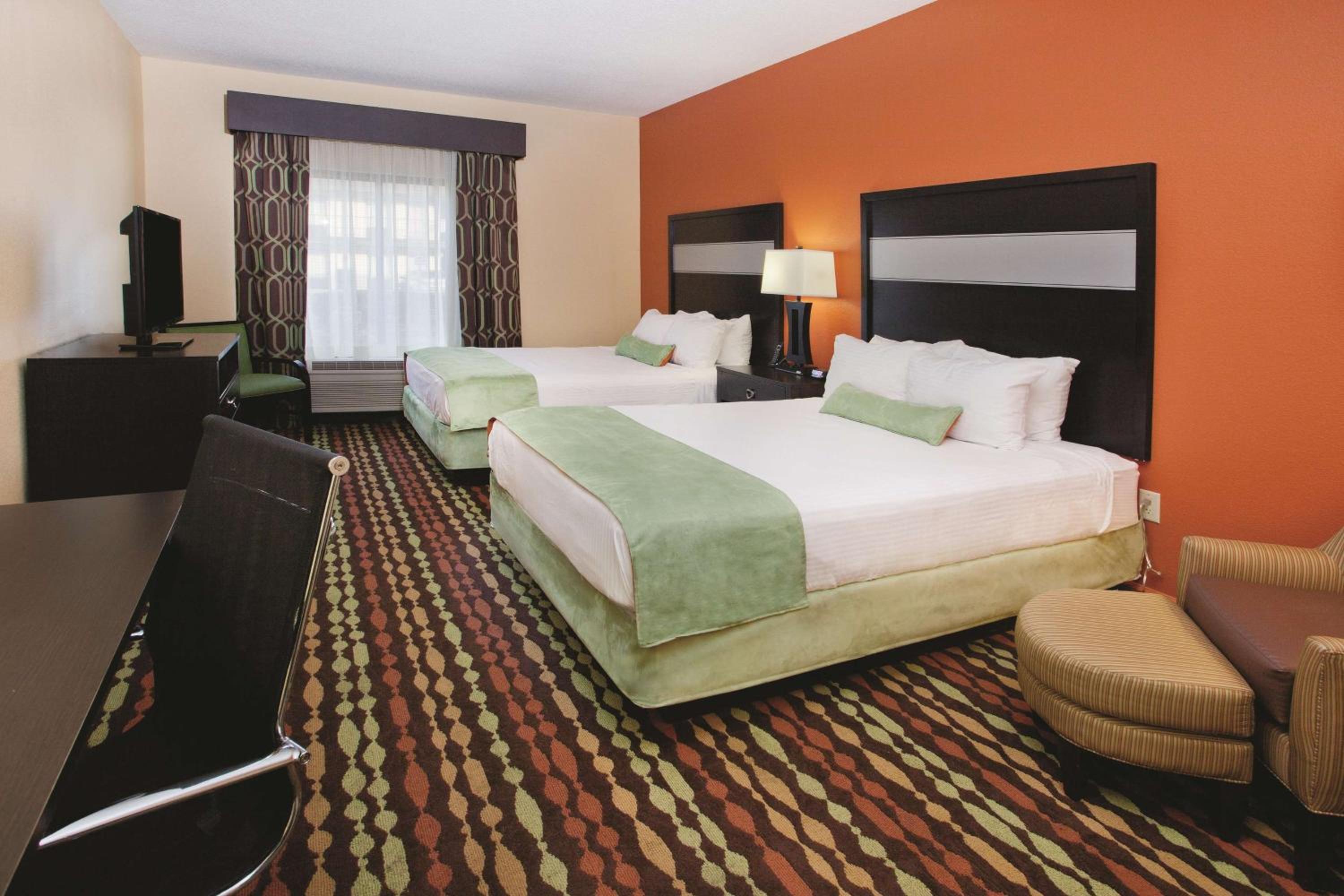 Queen Room with Two Queen Beds - Photo 3