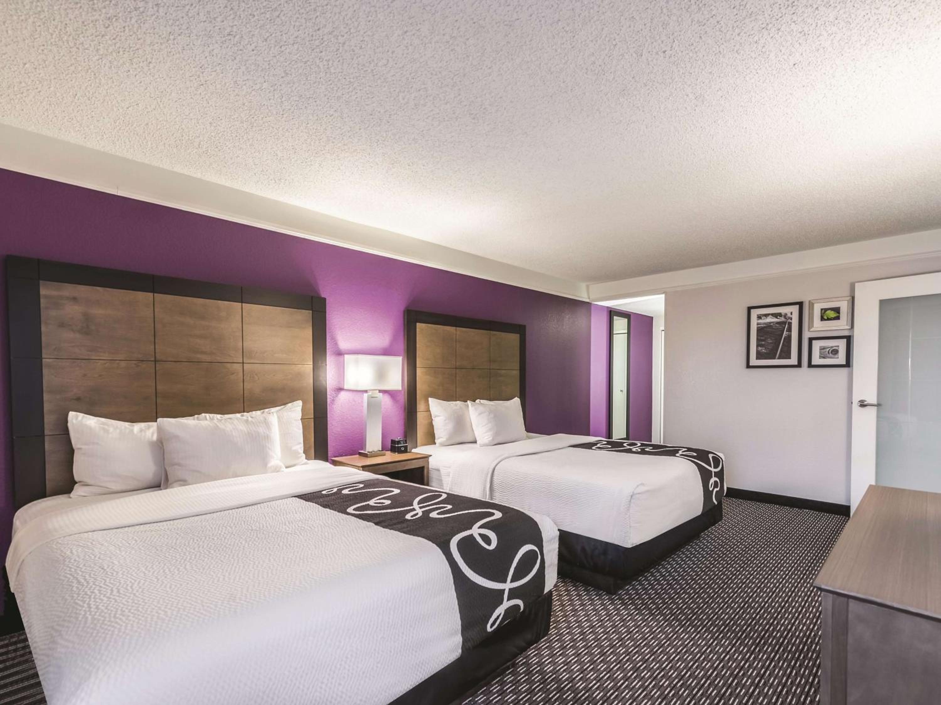 One Bedroom Suite with Two Queen Beds -  Non-Smoking - Photo 4