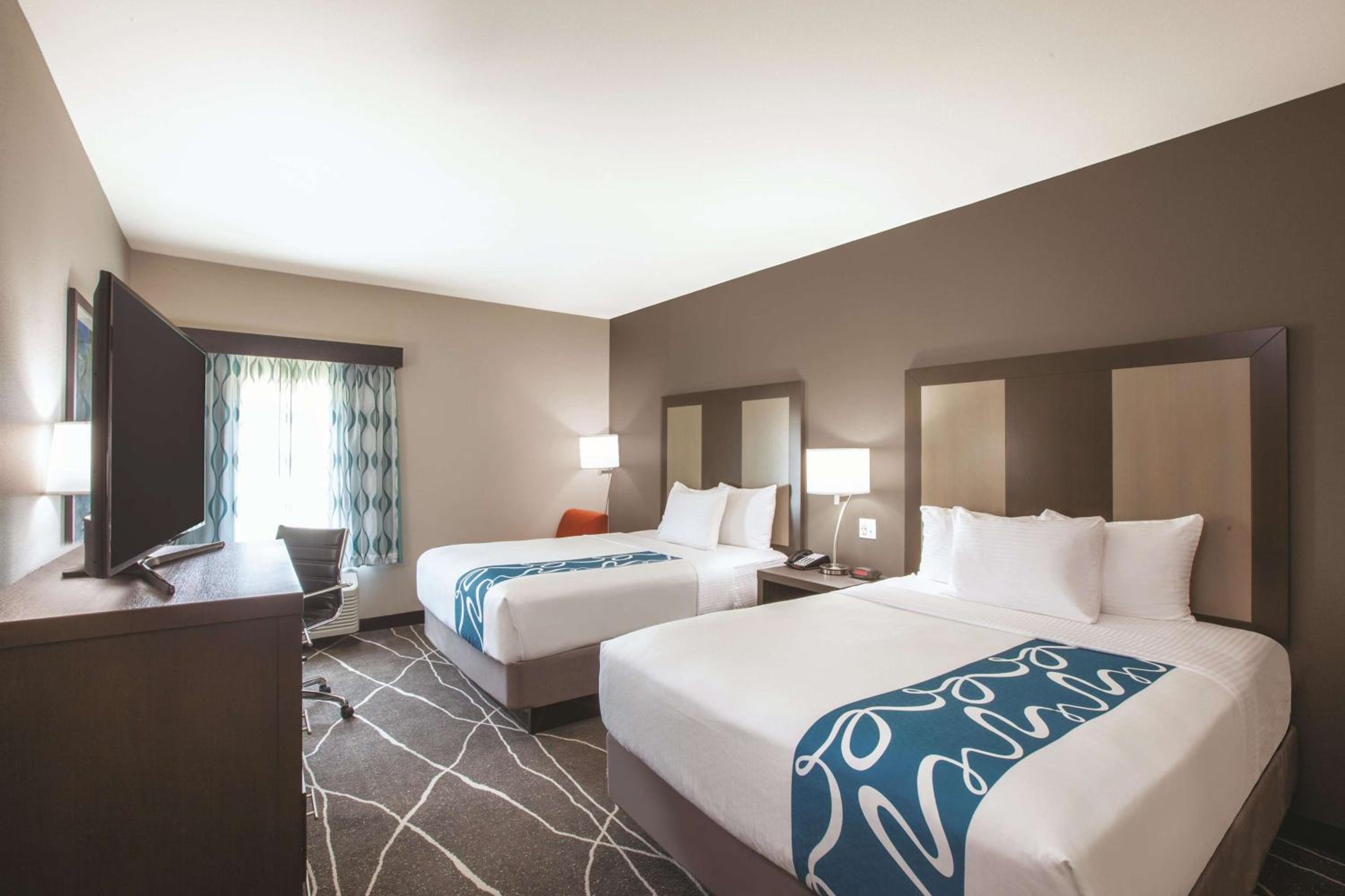 Queen Room with Two Queen Beds - Mobility Access/Non-Smoking photo 2