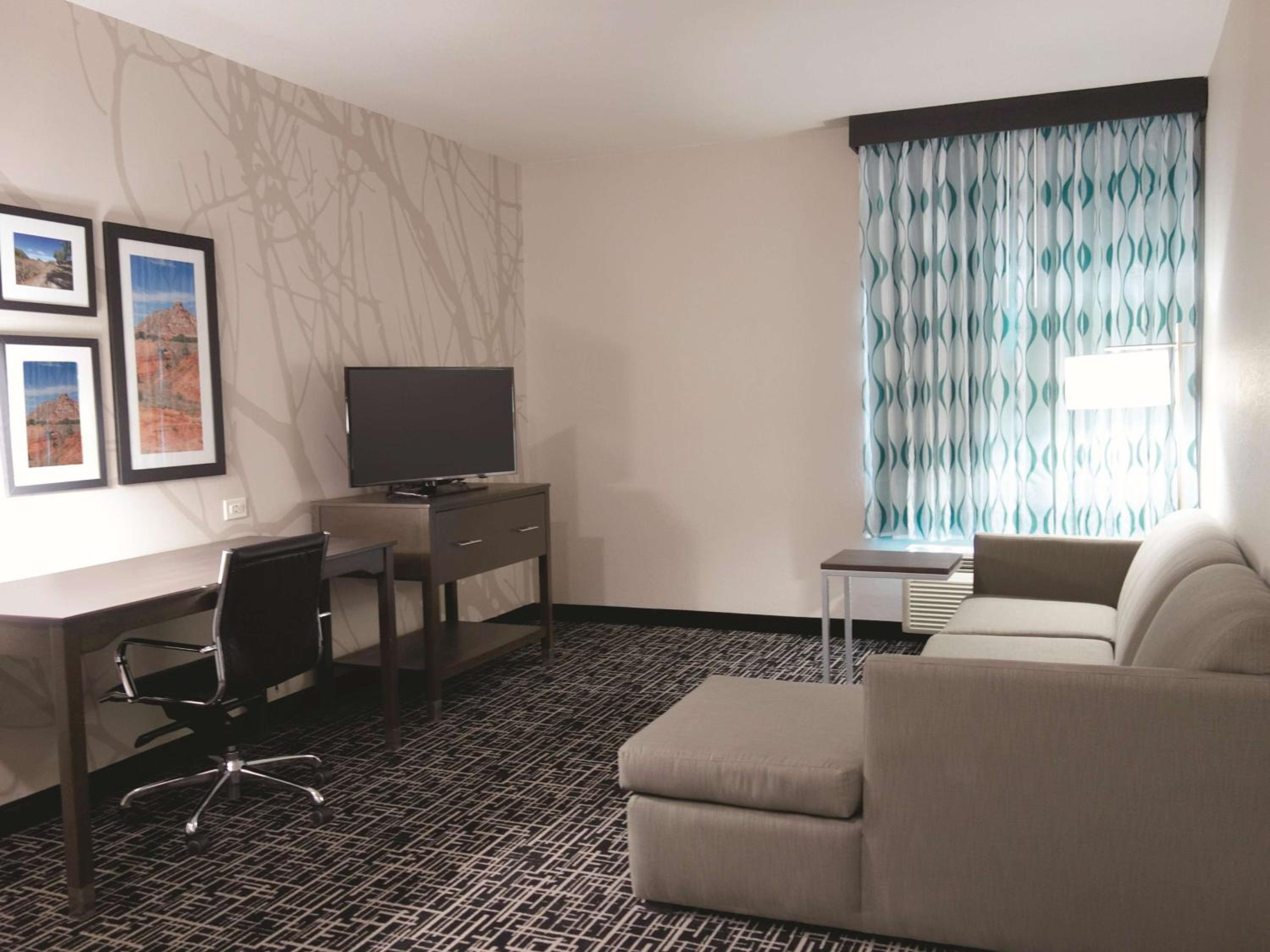 Deluxe Family Suite - Non-Smoking photo 3