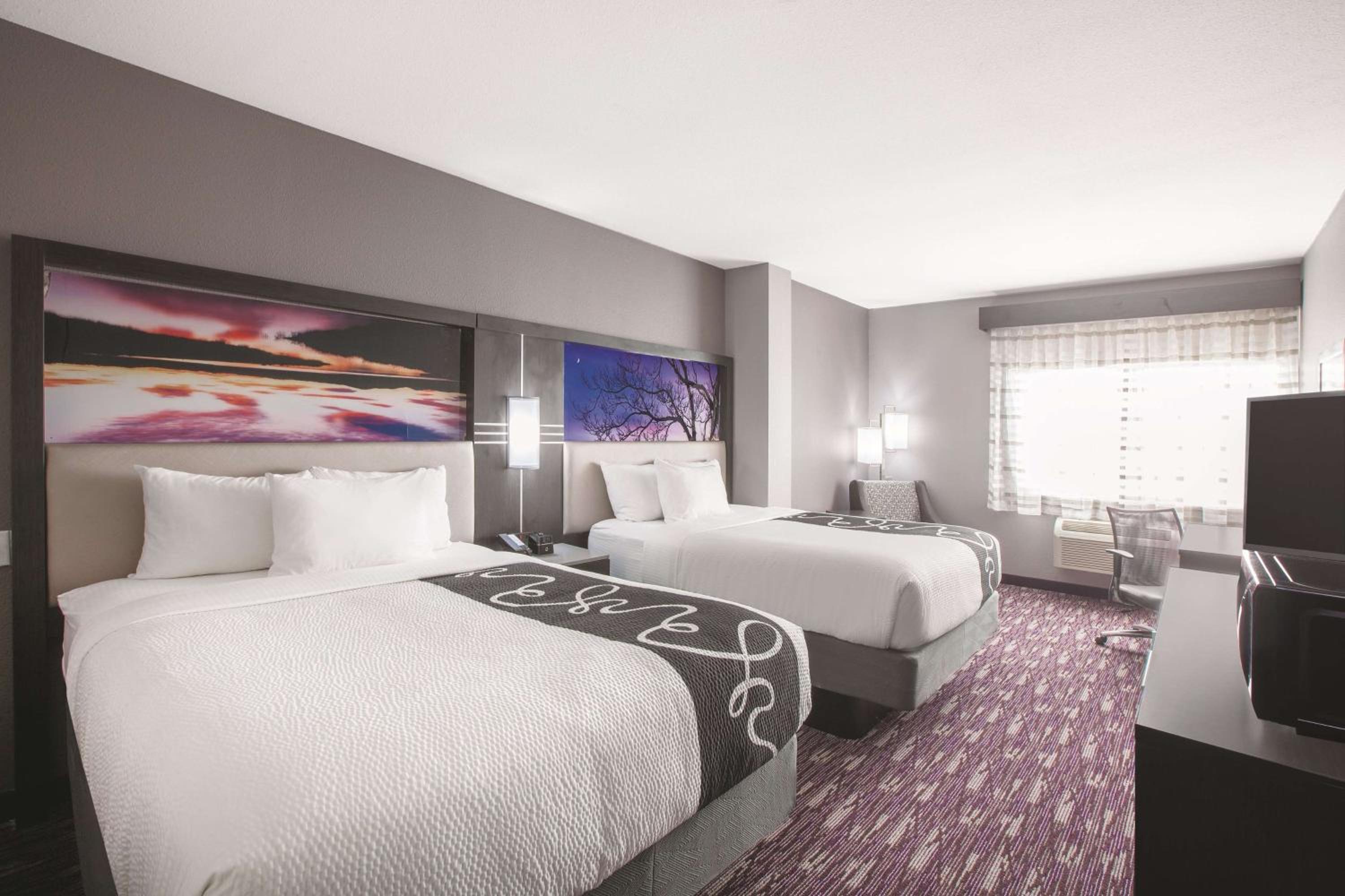 Queen Room with Two Queen Beds and Bath Tub - Mobility/Hearing Accessible - Non-Smoking photo 3