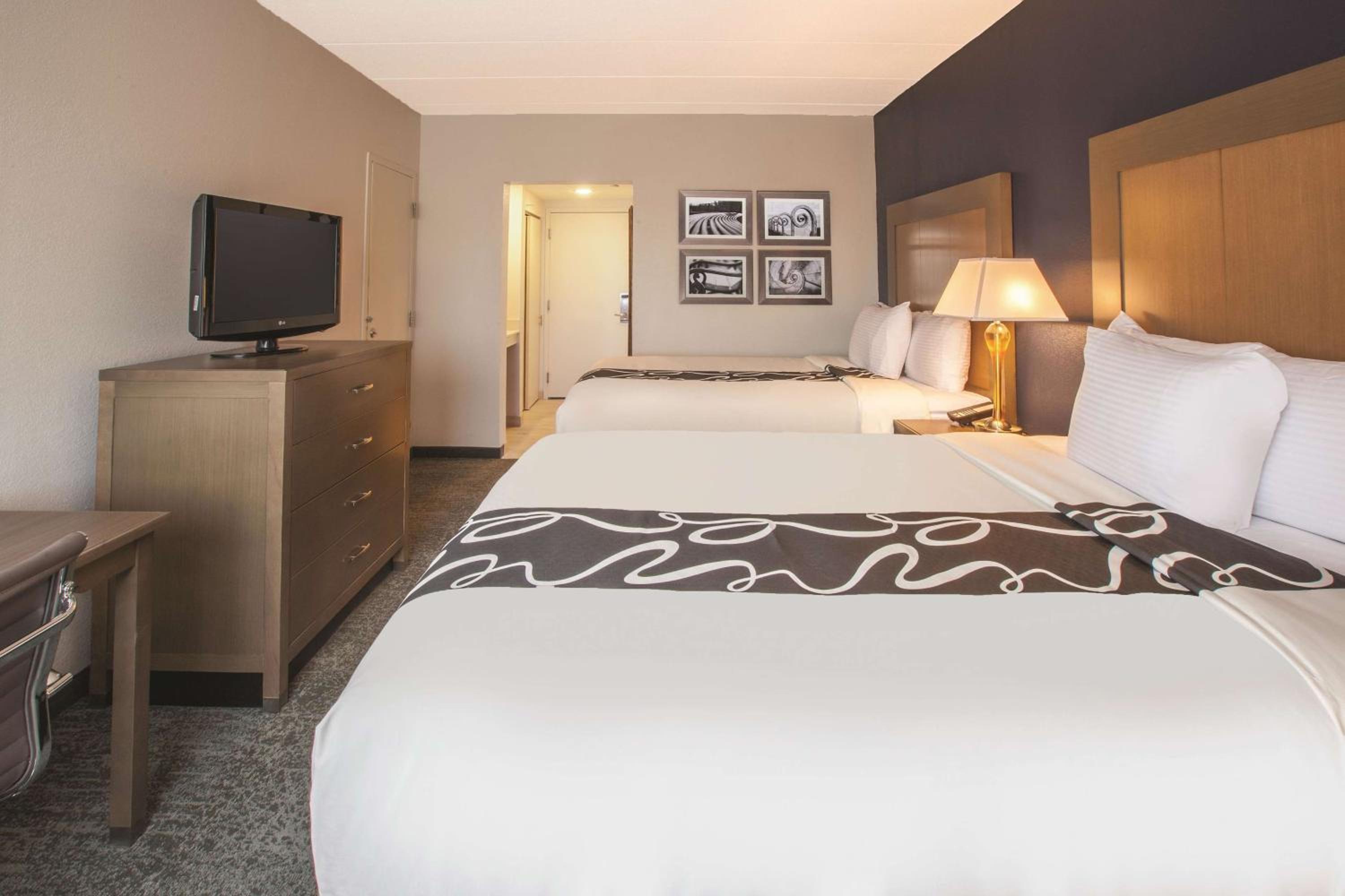Standard Queen Room with Two Queen Beds - Photo 2