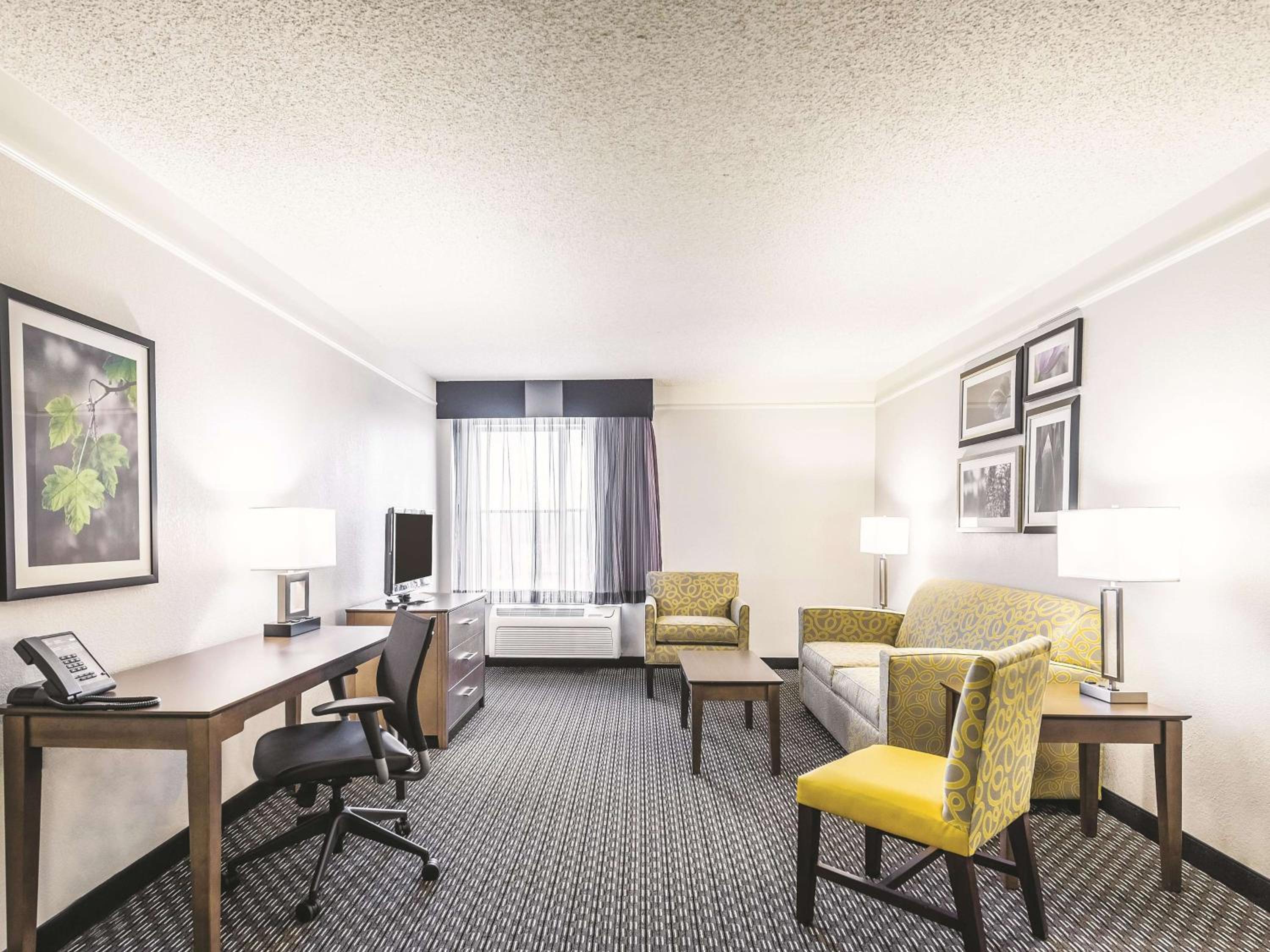 One-Bedroom King Suite - Non-Smoking - Photo 5