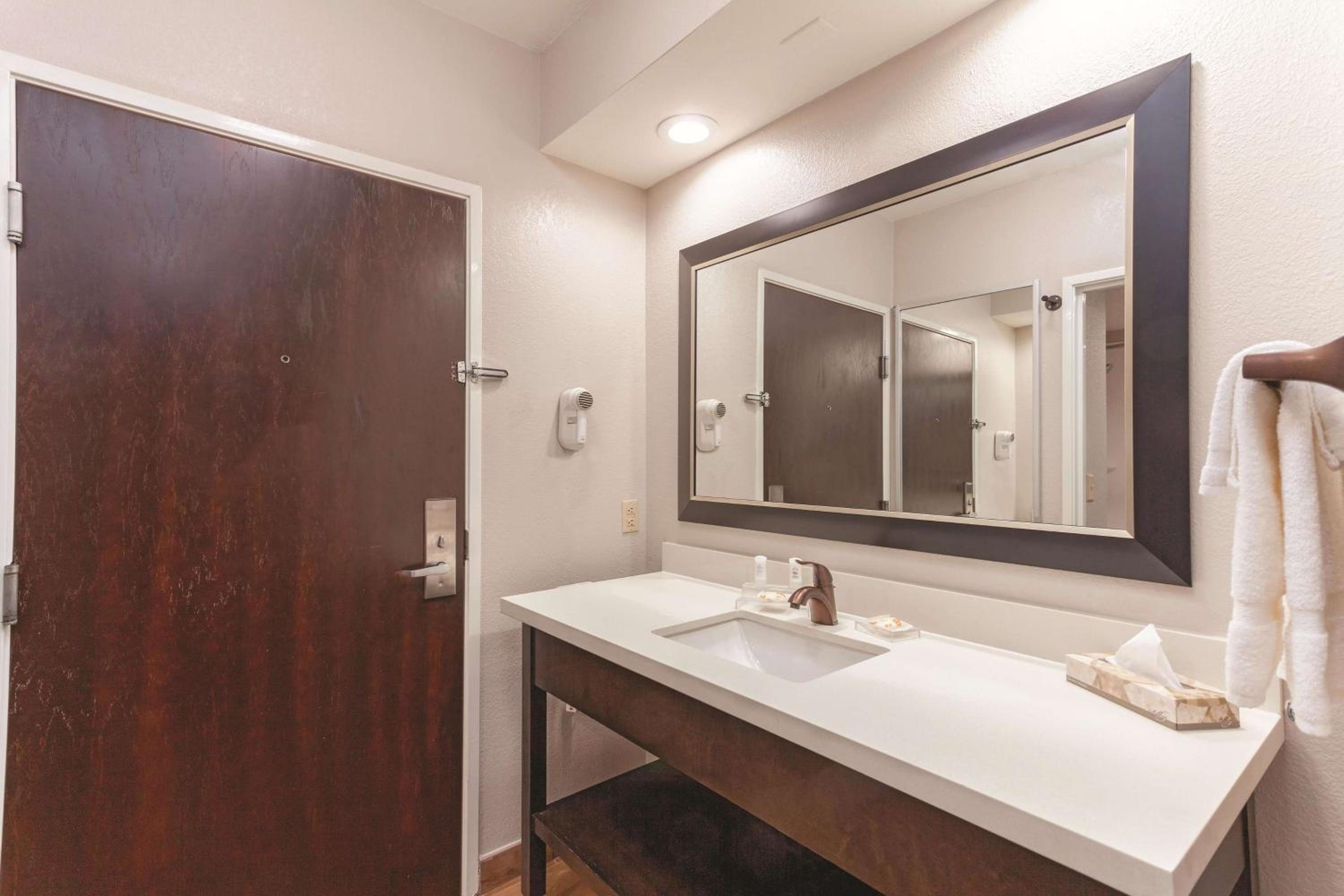 Suite with Two Queen Beds - Non-Smoking photo 2