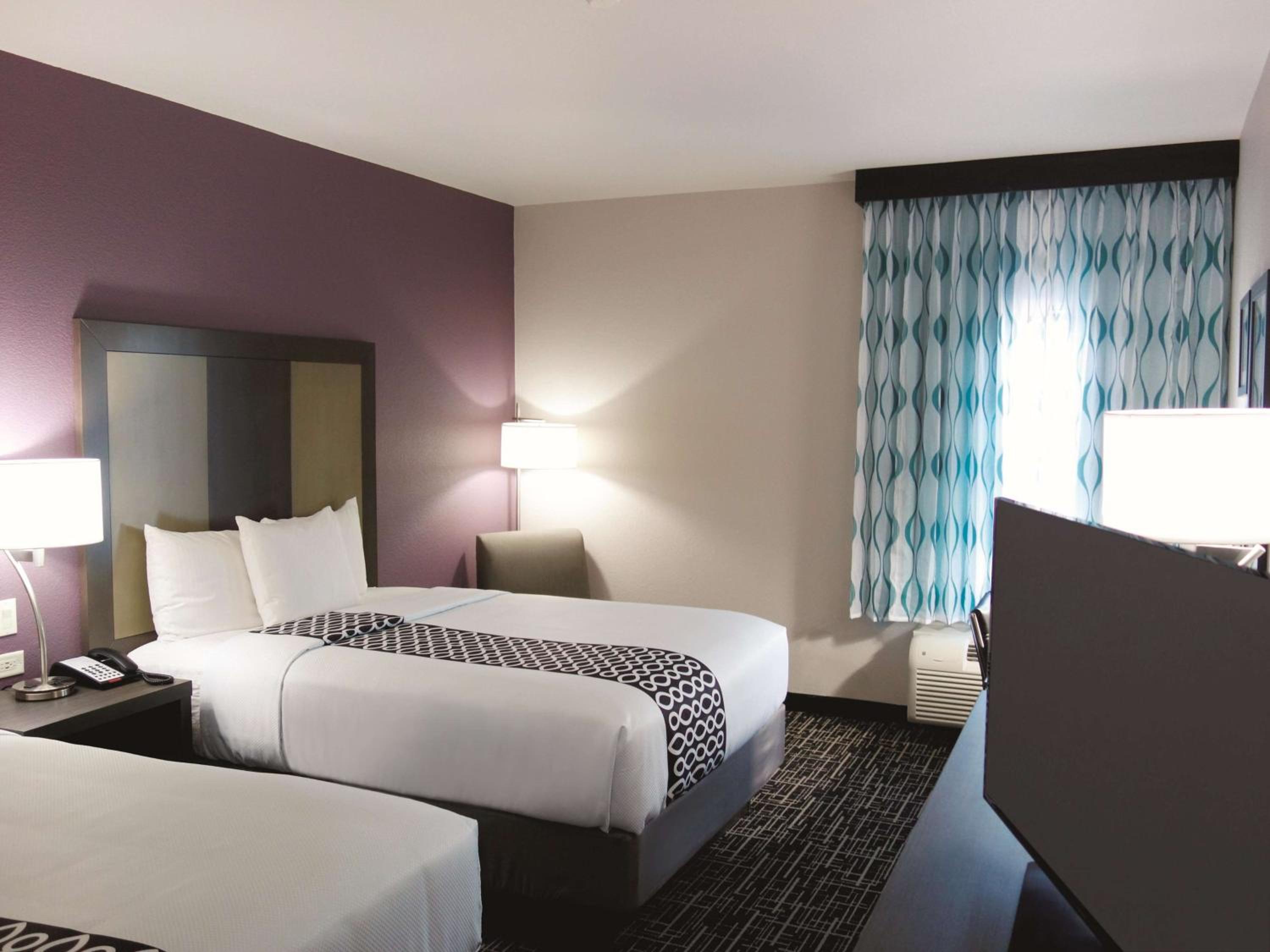 Queen Room with Two Queen Beds - Mobility Access/Non-Smoking photo 2