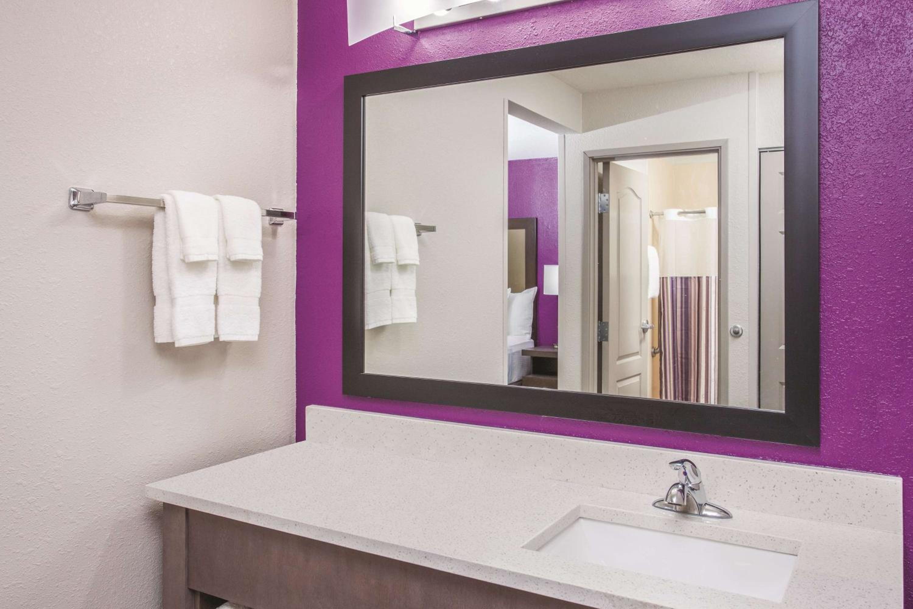 King Suite with Kitchenette - Non-Smoking - Photo 5