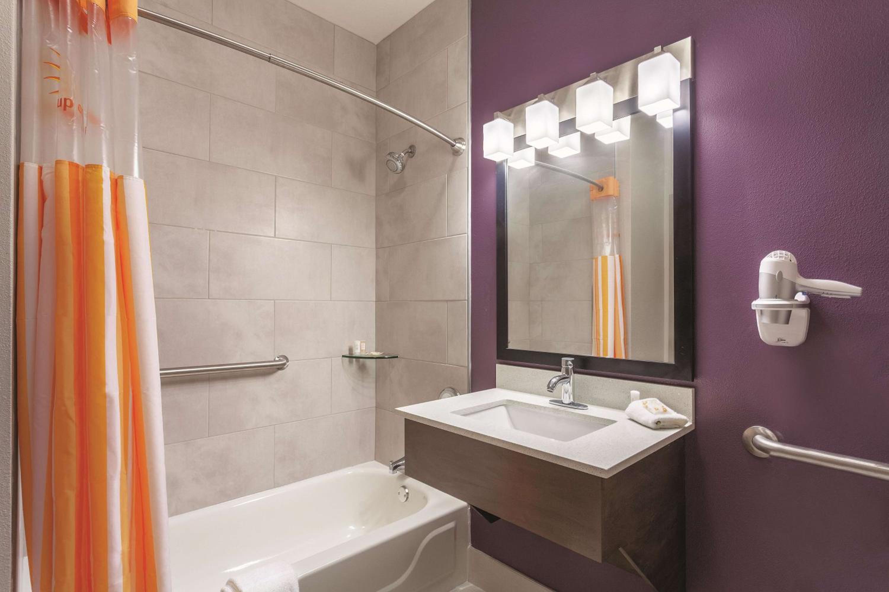 King Room with Bathtub - Mobility/Hearing Impaired Accessible/Non-Smoking - Photo 2