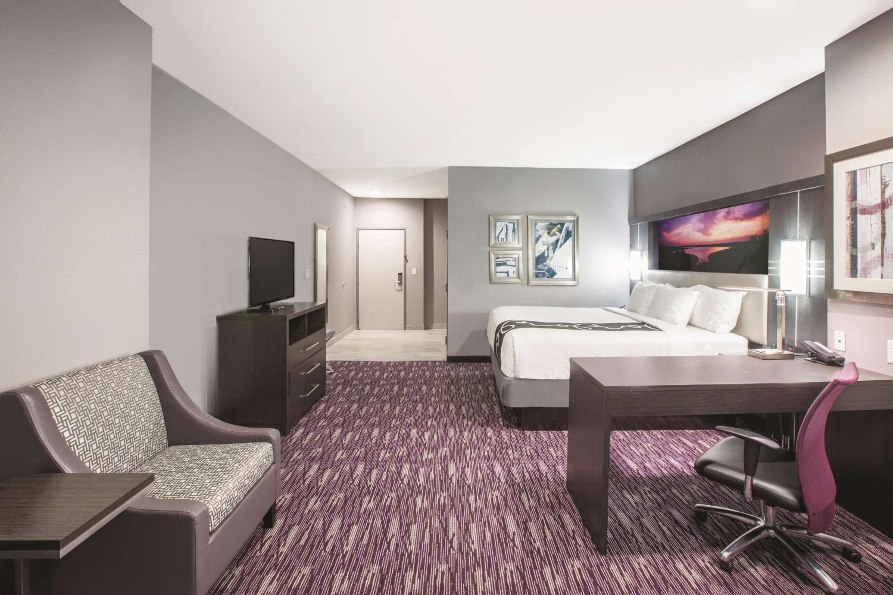 Deluxe King Room with Roll-In Shower - Mobility/Hearing Accessible - Non-Smoking photo 1