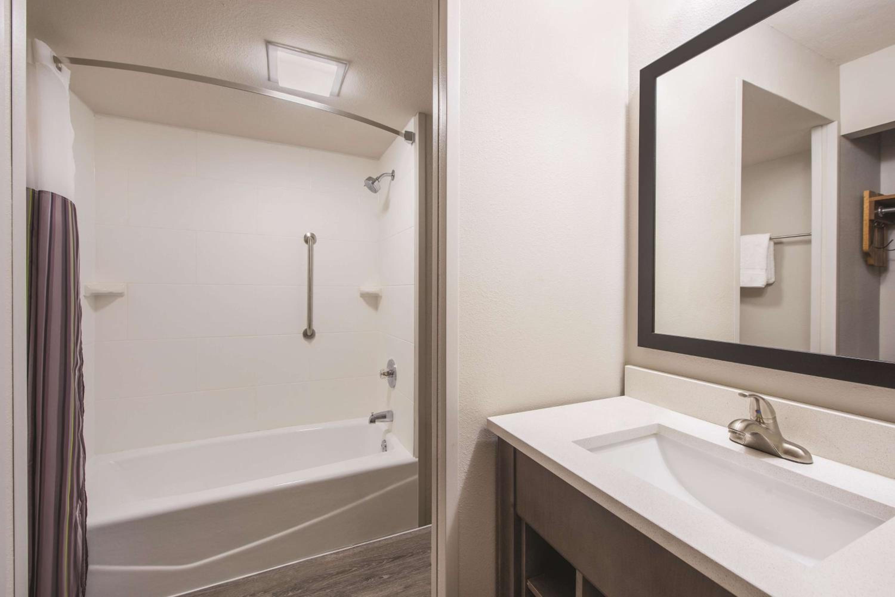 King Suite with Kitchenette - Non-Smoking - Photo 4