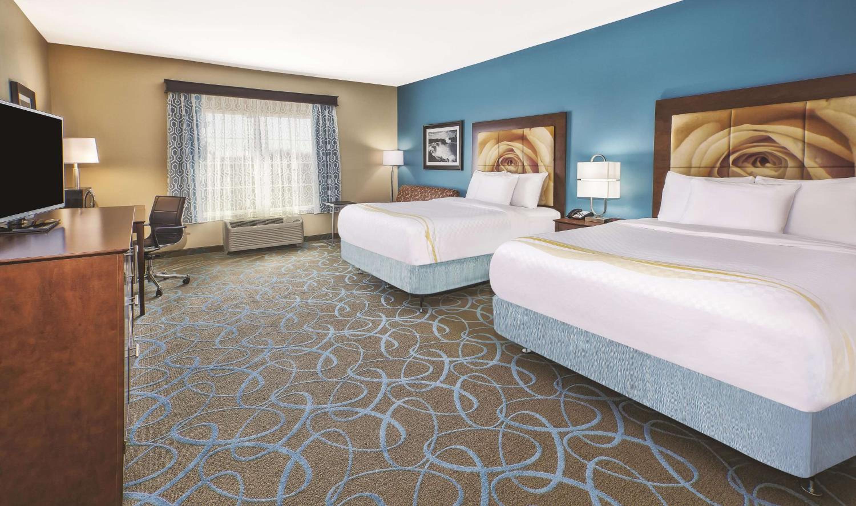 Queen Room with Two Queen Beds - Mobility Access/Non-Smoking photo 1