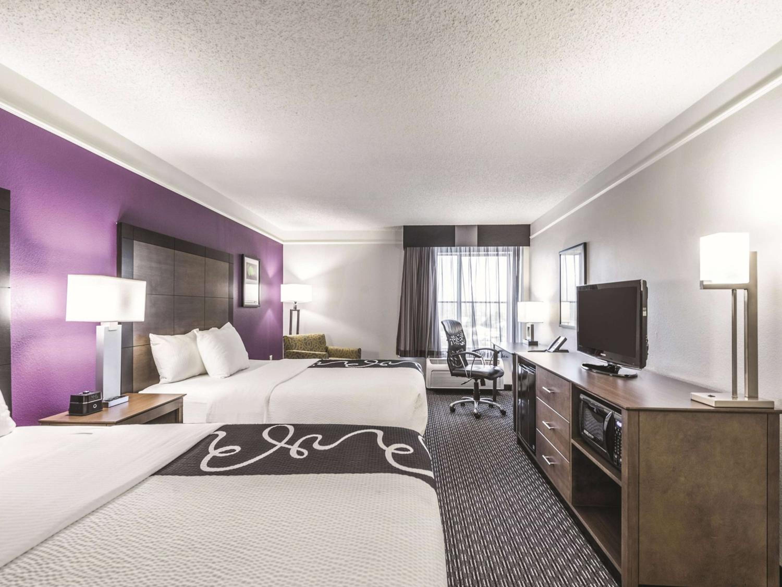 Deluxe Queen Room with Two Queen Beds - Microwave and Refrigerator - Photo 3