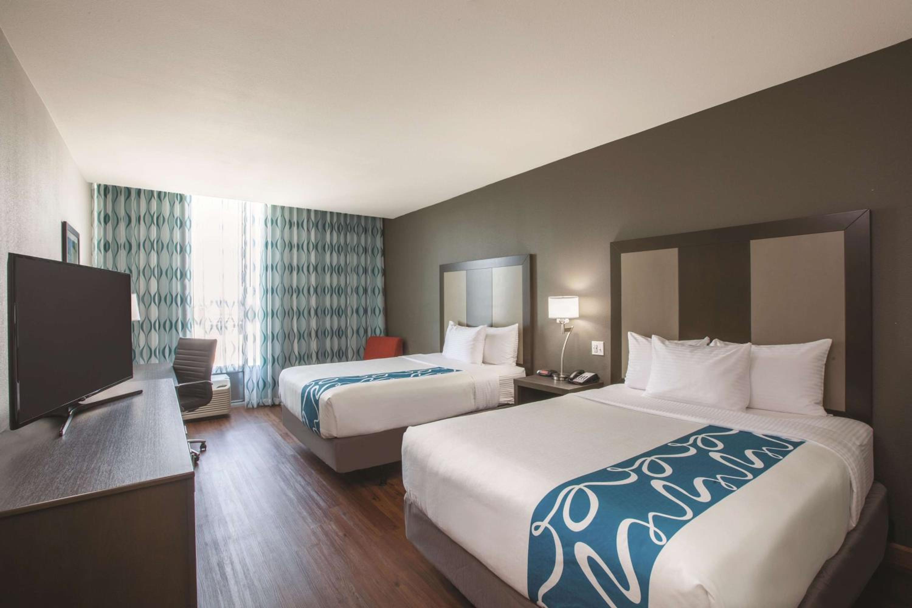 Queen Room with Two Queen Beds - Mobility Access/Non-Smoking photo 3