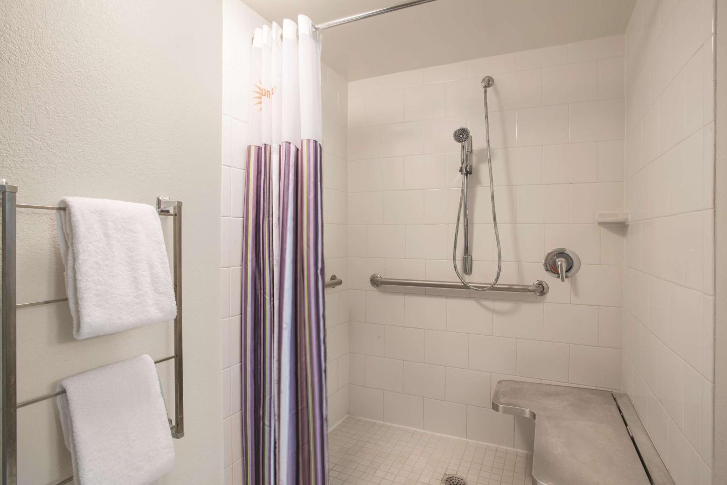 Queen Room - Disability Access - Photo 2
