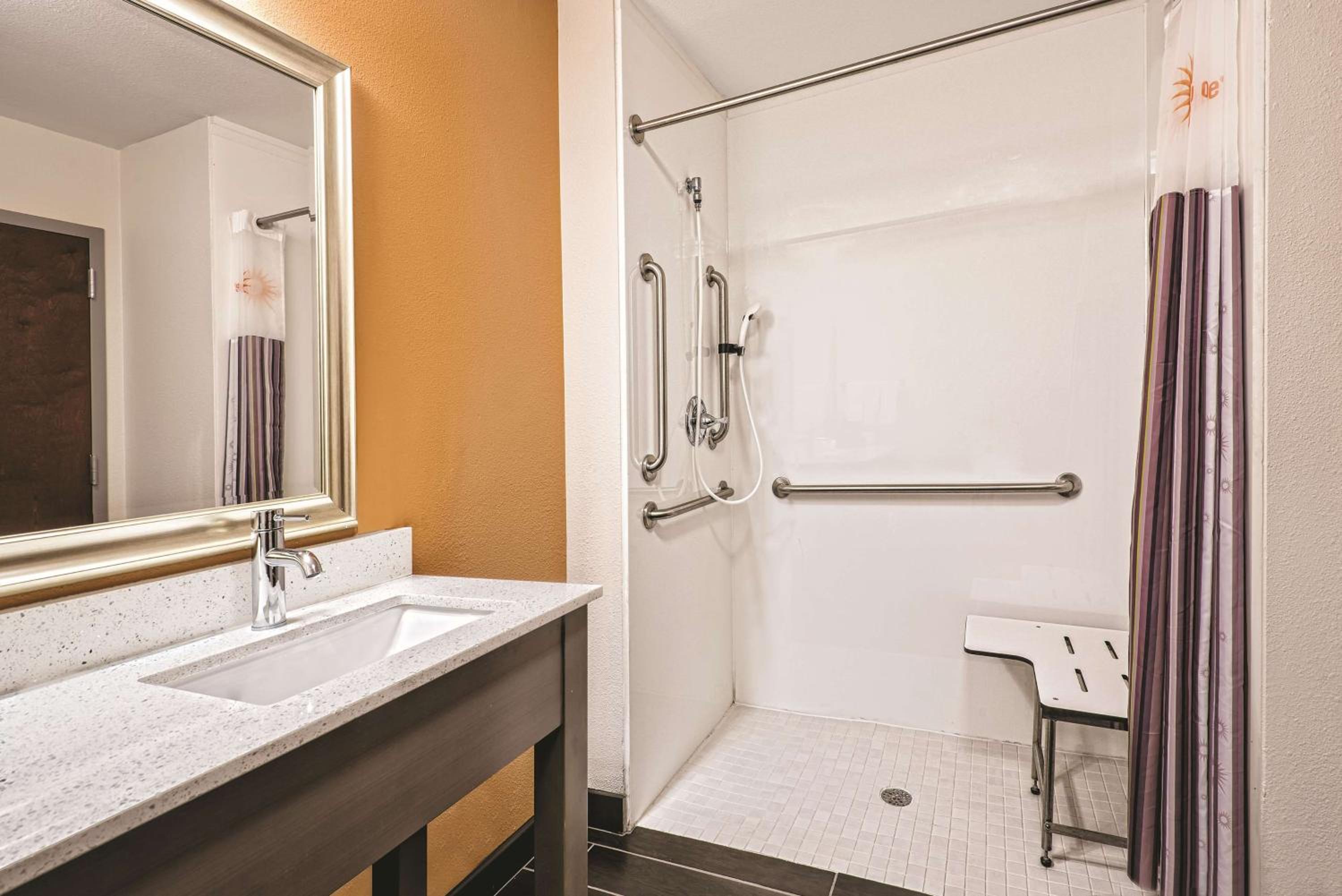 King Room with Bath Tub - Mobility/Hearing Accessible - Non-Smoking photo 2