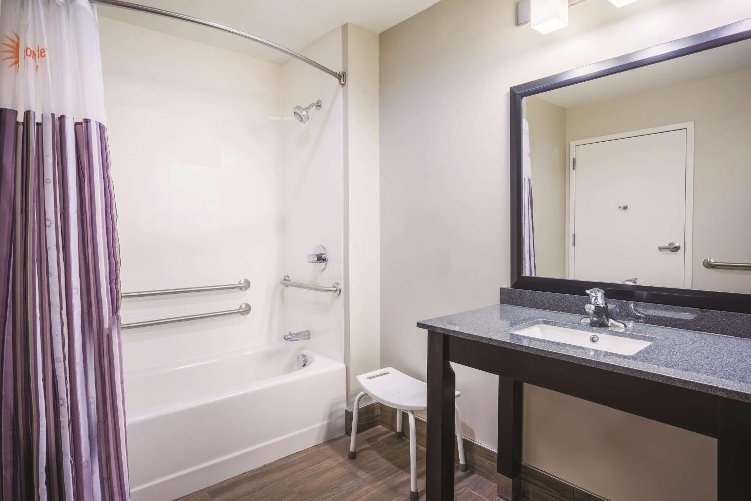 King Room - Mobility Access/Non-Smoking photo 2