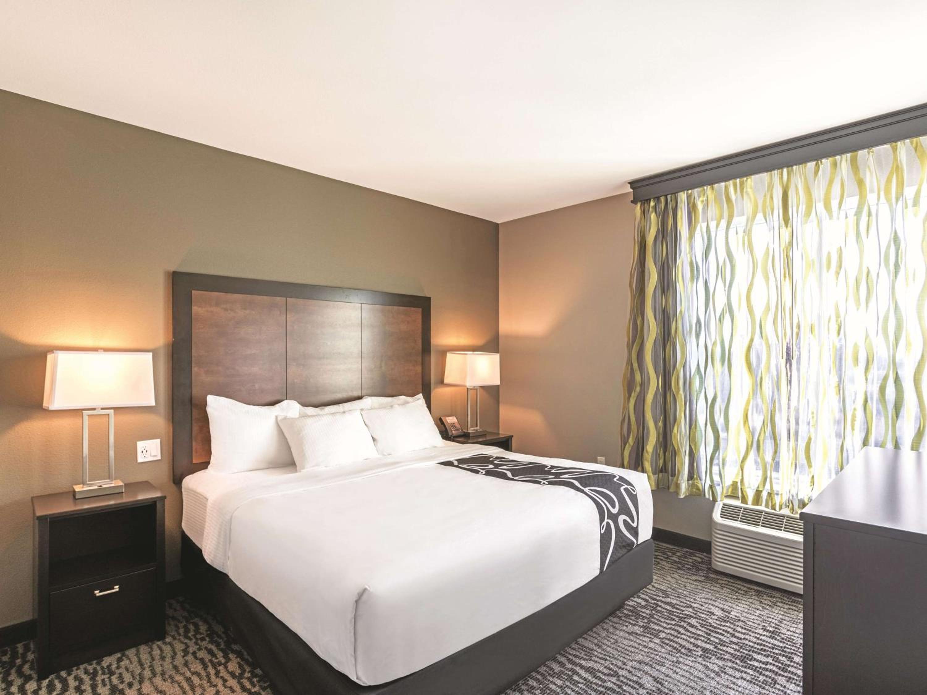 Deluxe King Suite - Mobility Access/Non-Smoking photo 1