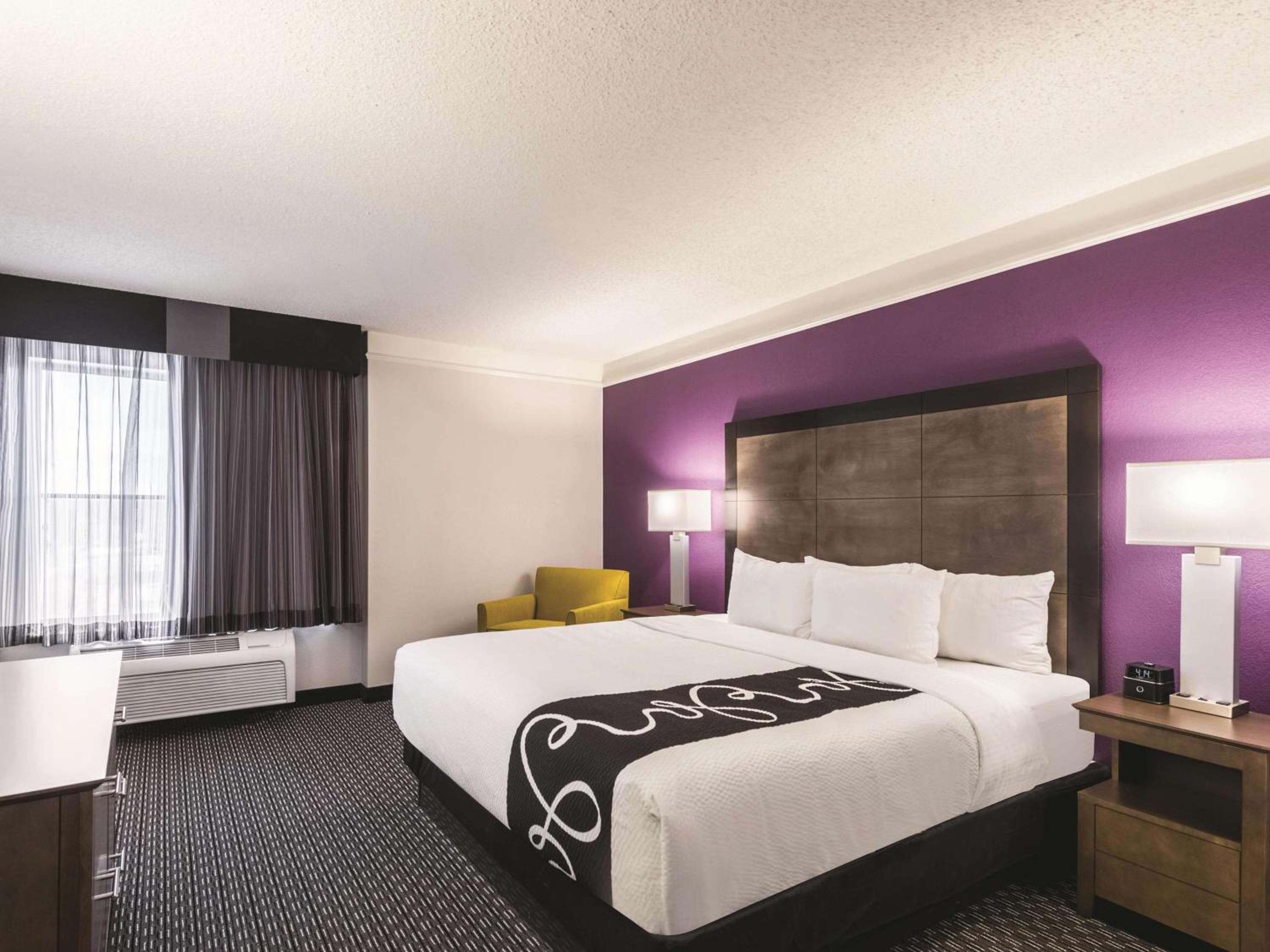 One-Bedroom King Suite - Non-Smoking - Photo 4