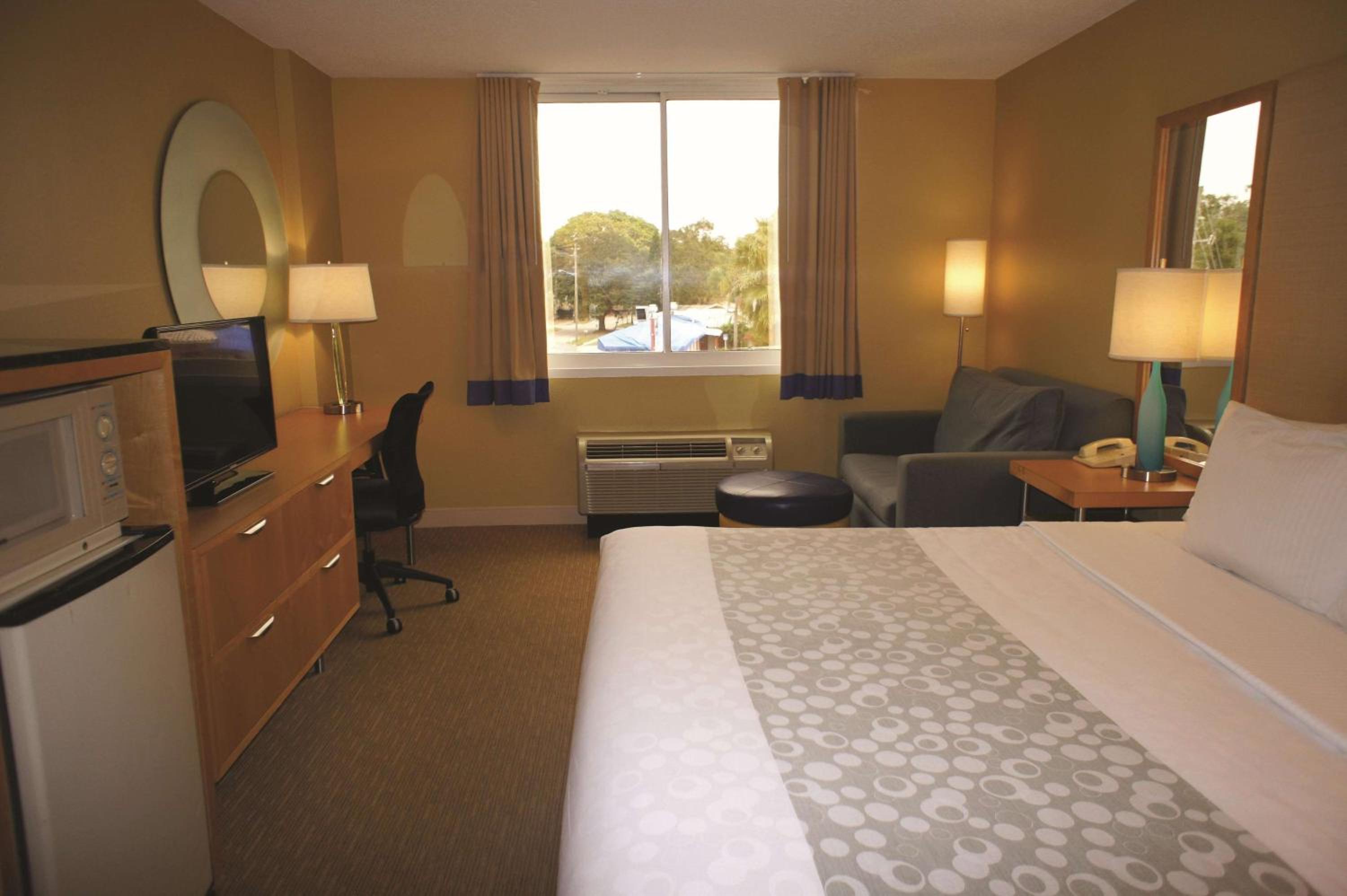 Deluxe King Room - Non-Smoking - Photo 5