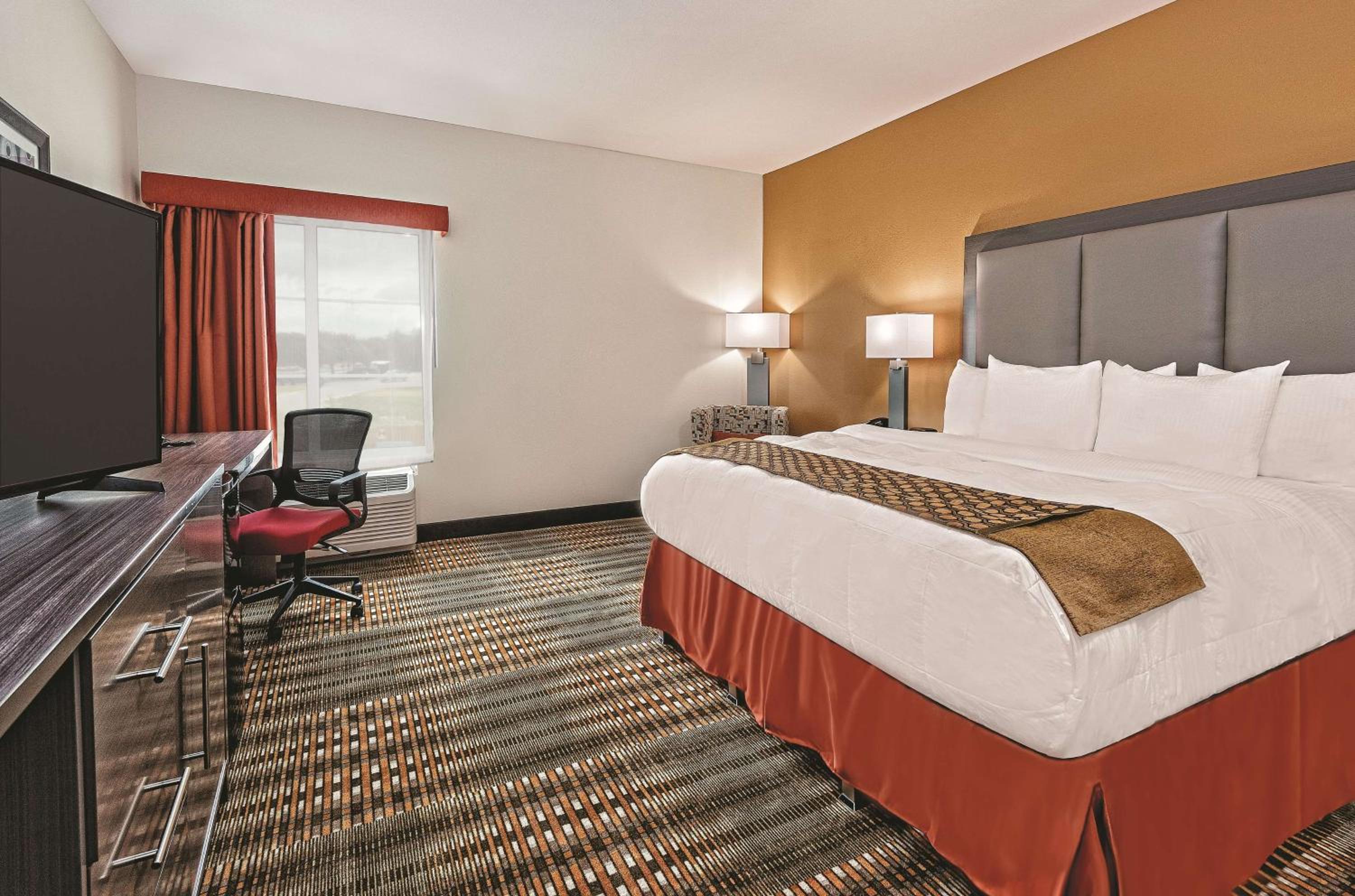 King Room with Bath Tub - Mobility/Hearing Accessible - Non-Smoking photo 3