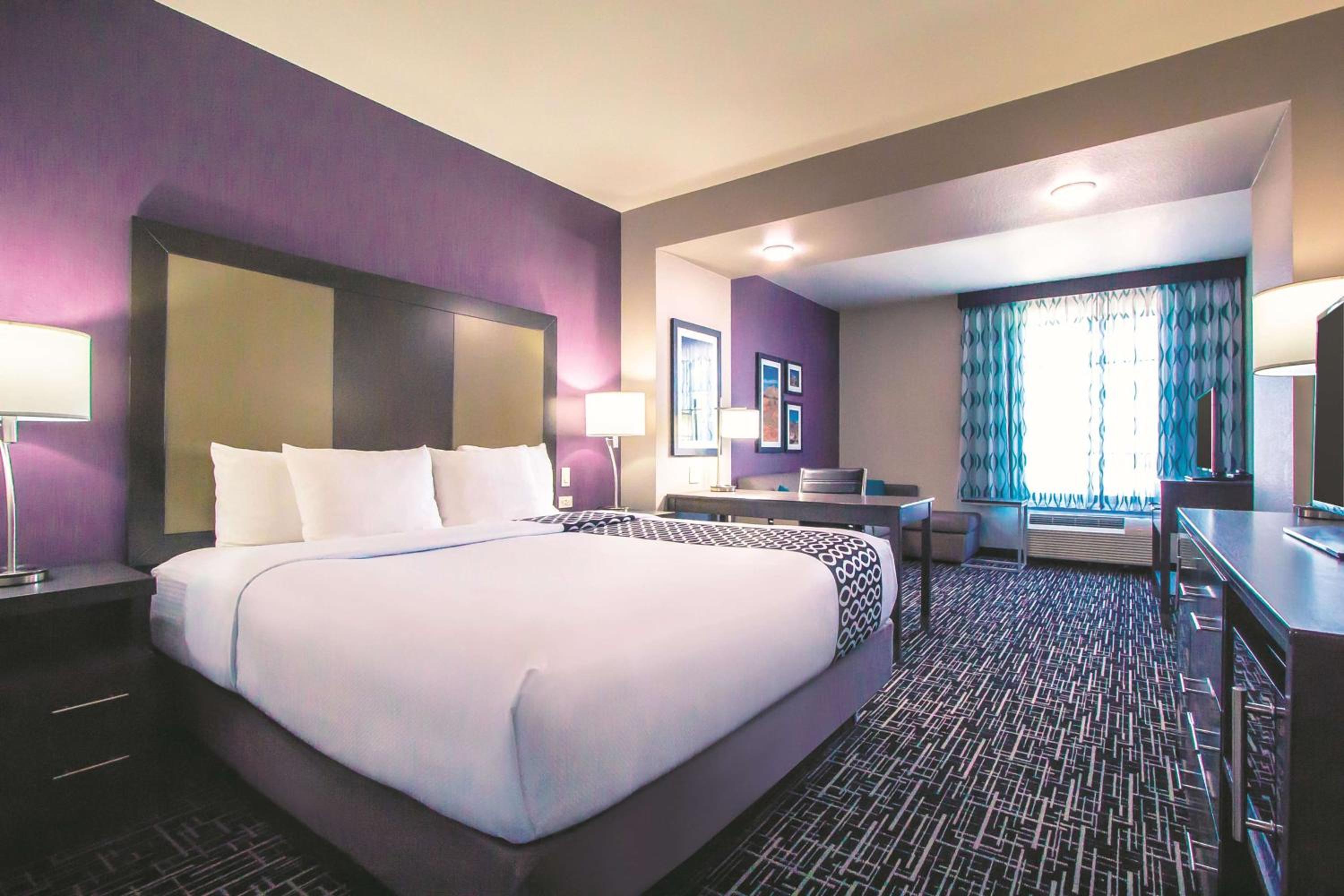Deluxe King Room - Mobility Access/Non-Smoking photo 2