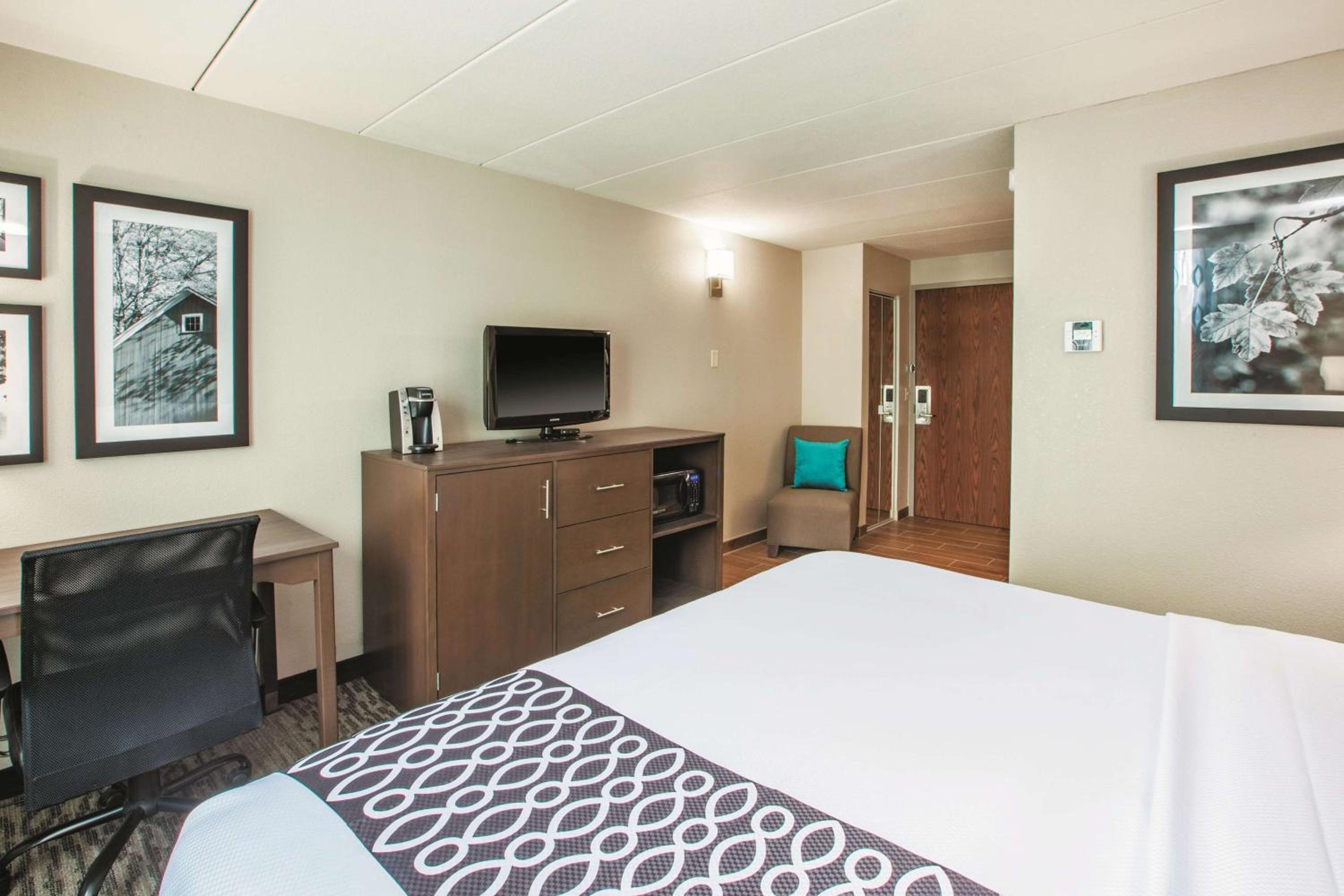 Executive King Room with Sofa Bed - Photo 2