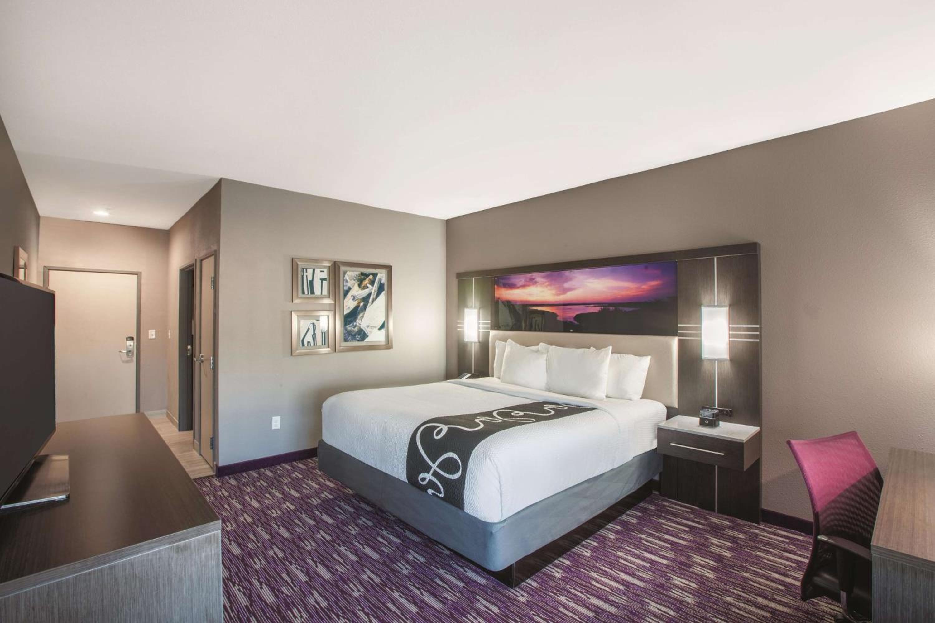 King Room with Bath Tub - Mobility/Hearing Accessible - Non-Smoking photo 3