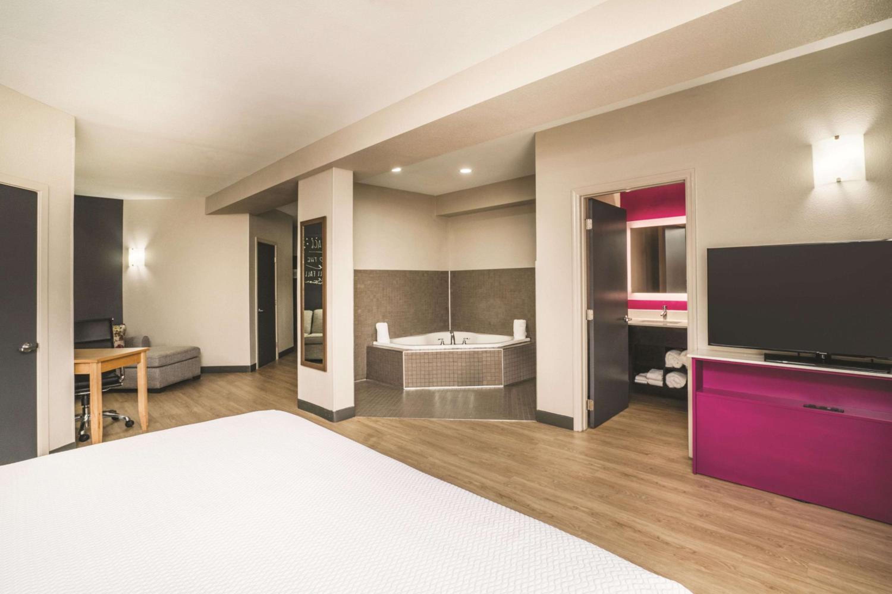 1 King Bed, Sofa Bed, Jetted Tub Suite, Non-Smoking photo 2