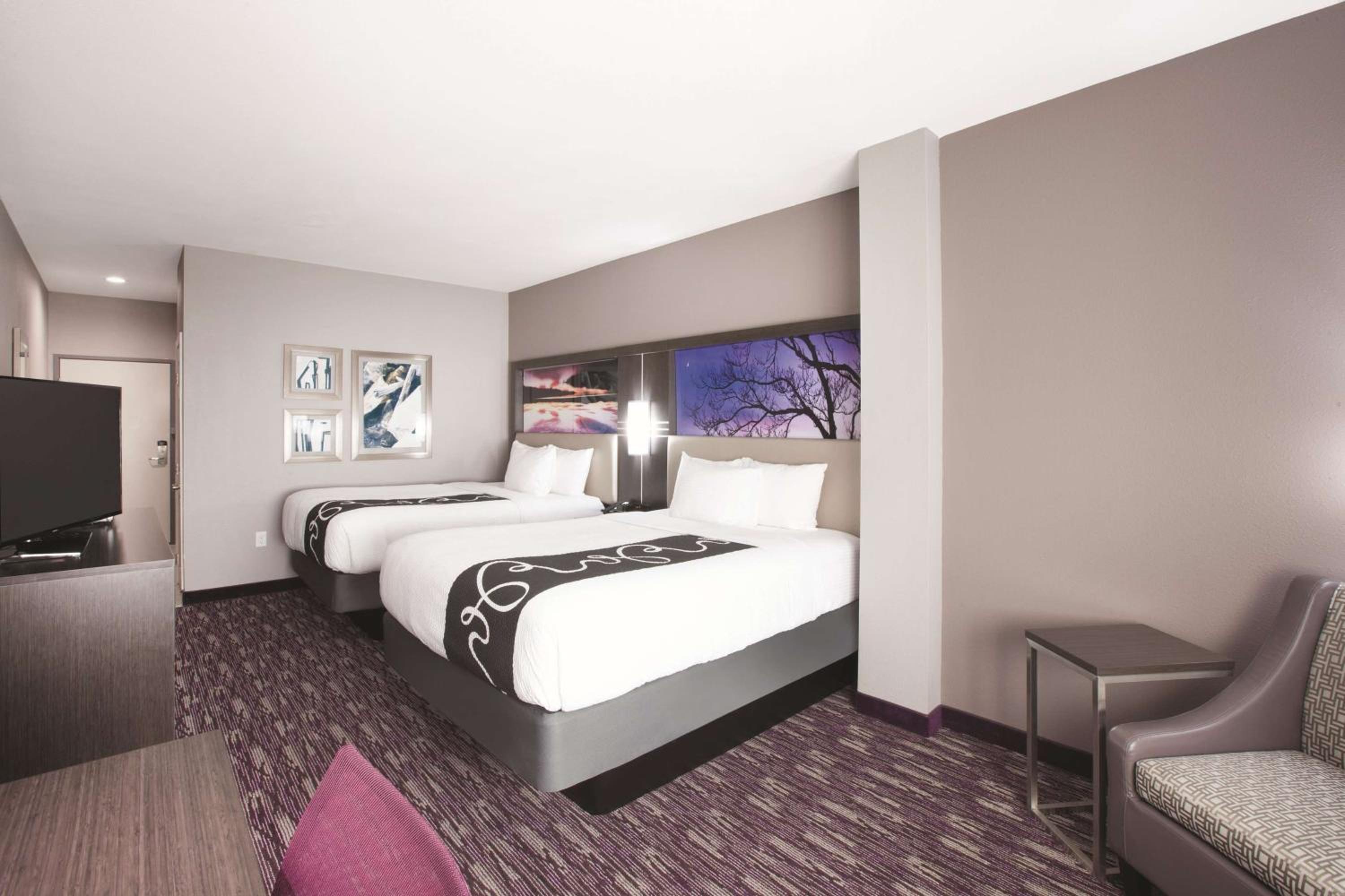 Queen Room with Two Queen Beds and Bath Tub - Mobility/Hearing Accessible - Non-Smoking photo 1