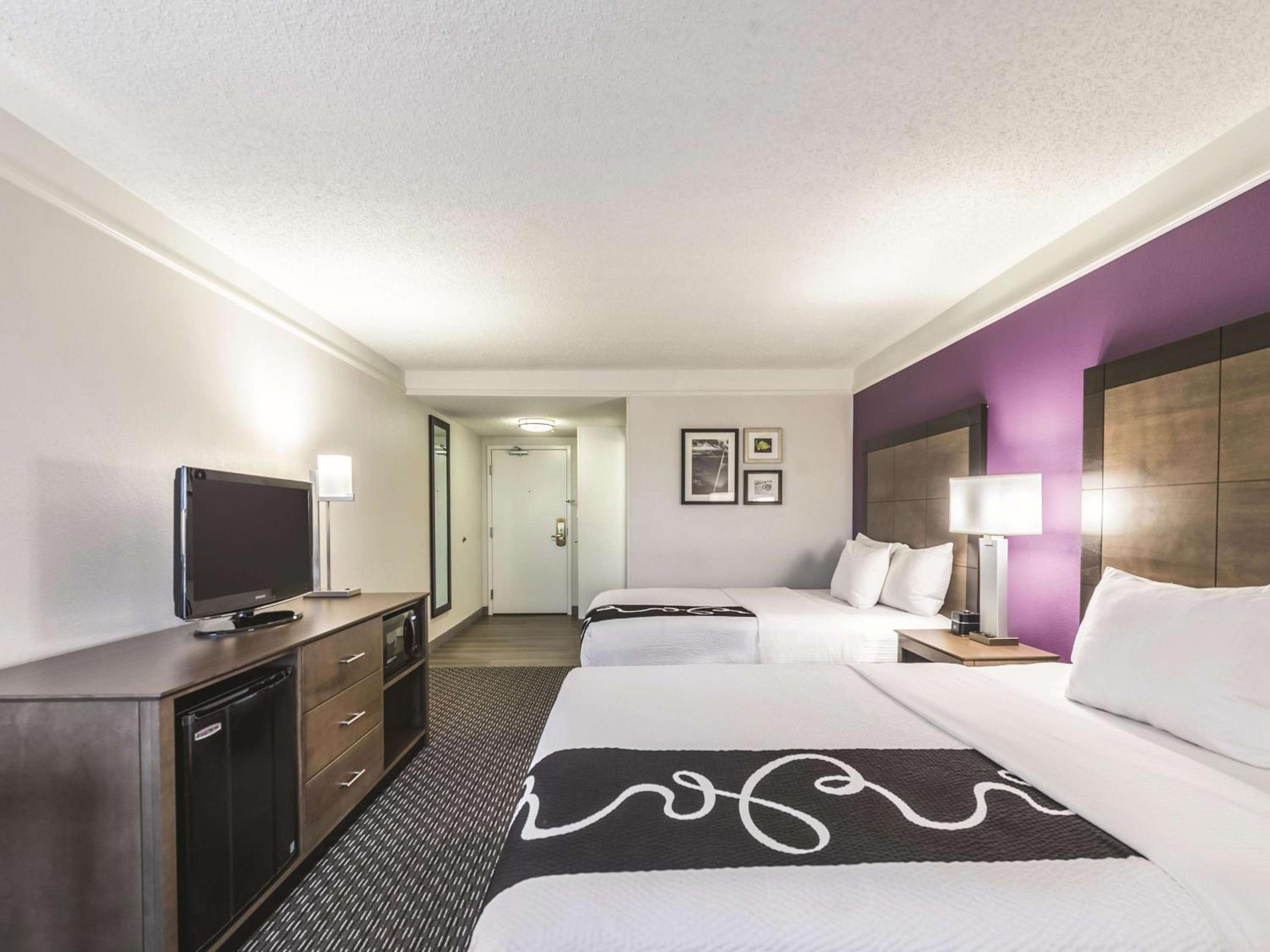 Deluxe Queen Room with Two Queen Beds - Microwave and Refrigerator - Photo 4