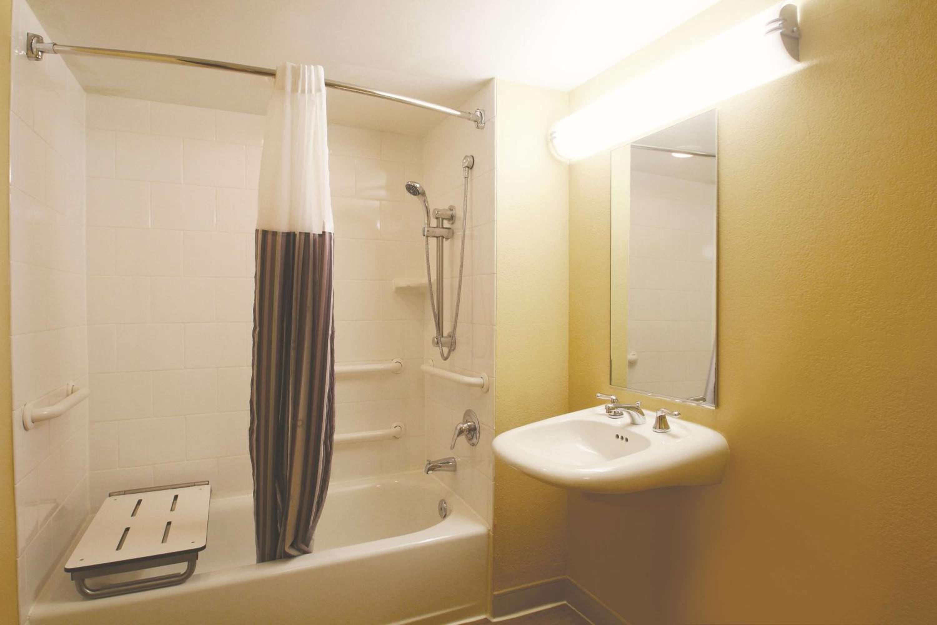 Queen Room - Disability Access - Photo 4