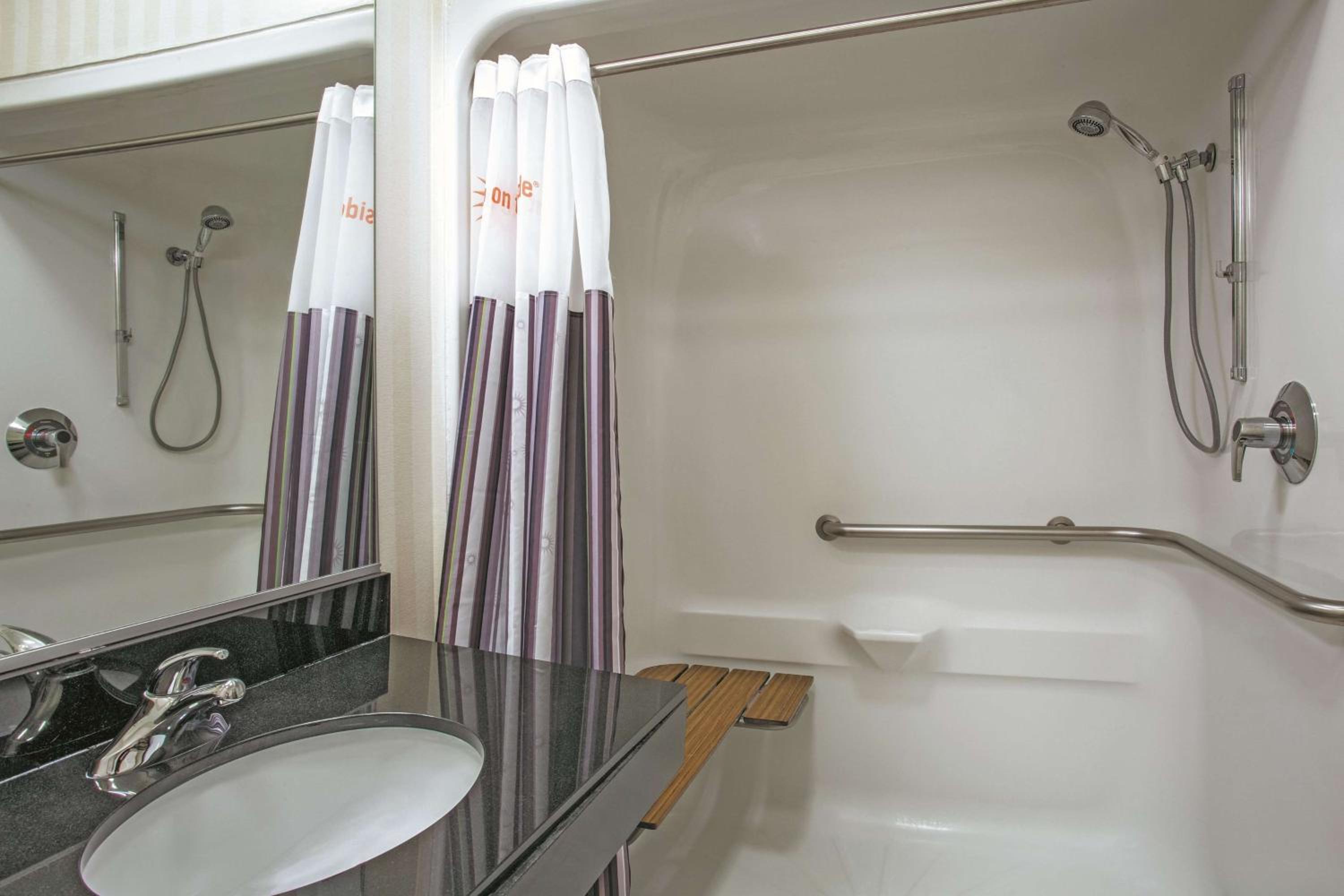 King Room - Disability Access photo 3