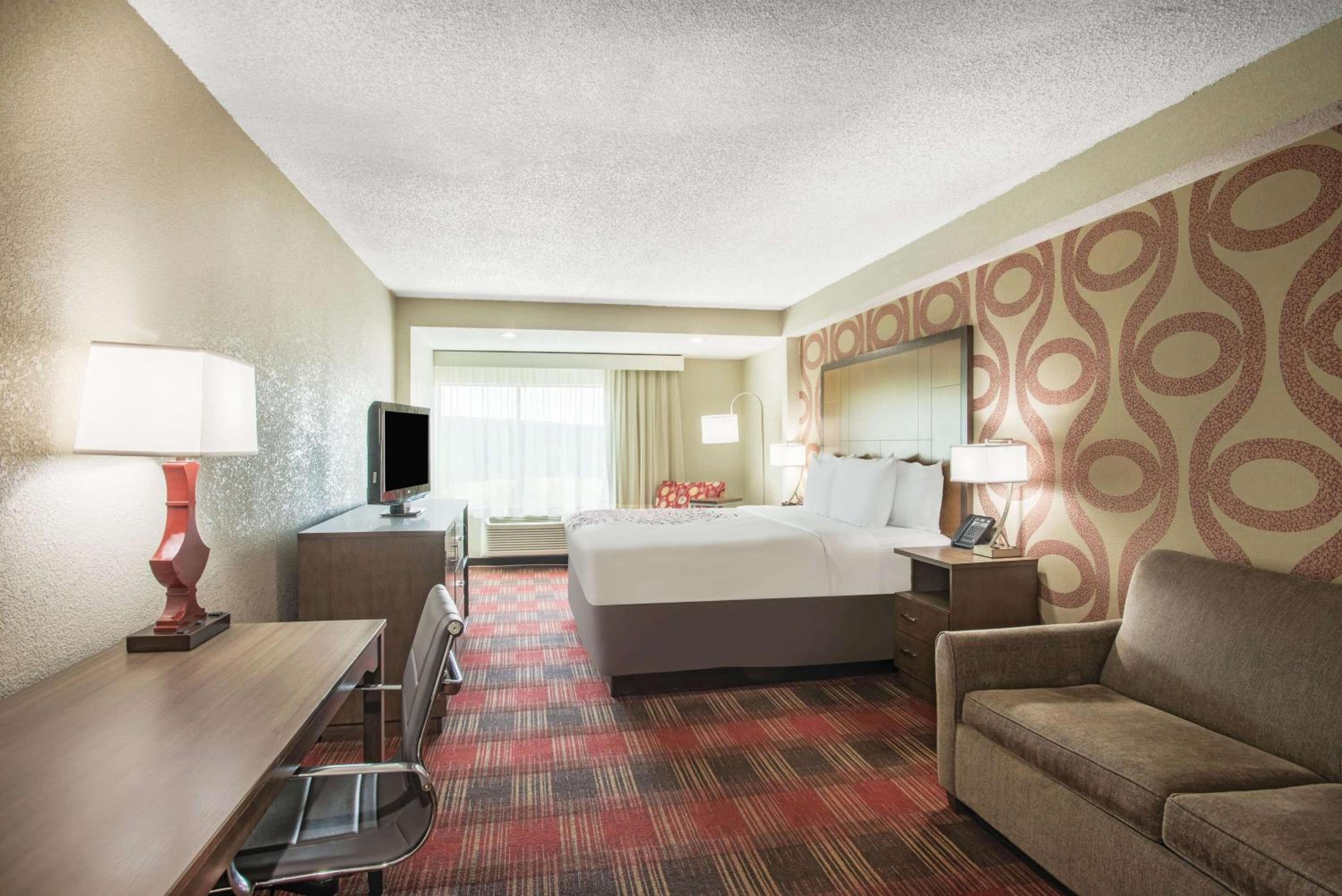 Deluxe King Room - Non-Smoking - Photo 3