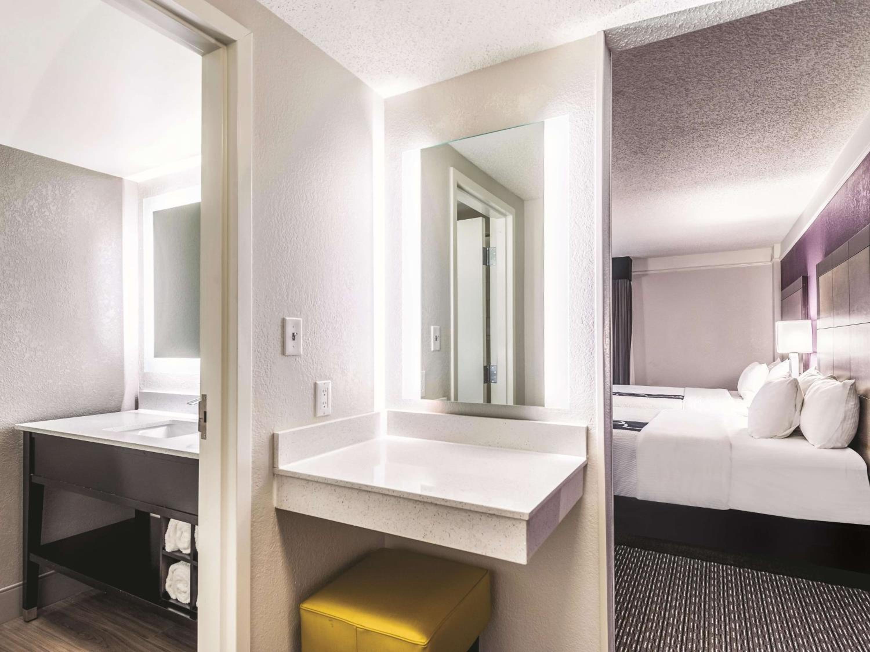 One Bedroom Suite with Two Queen Beds -  Non-Smoking - Photo 5