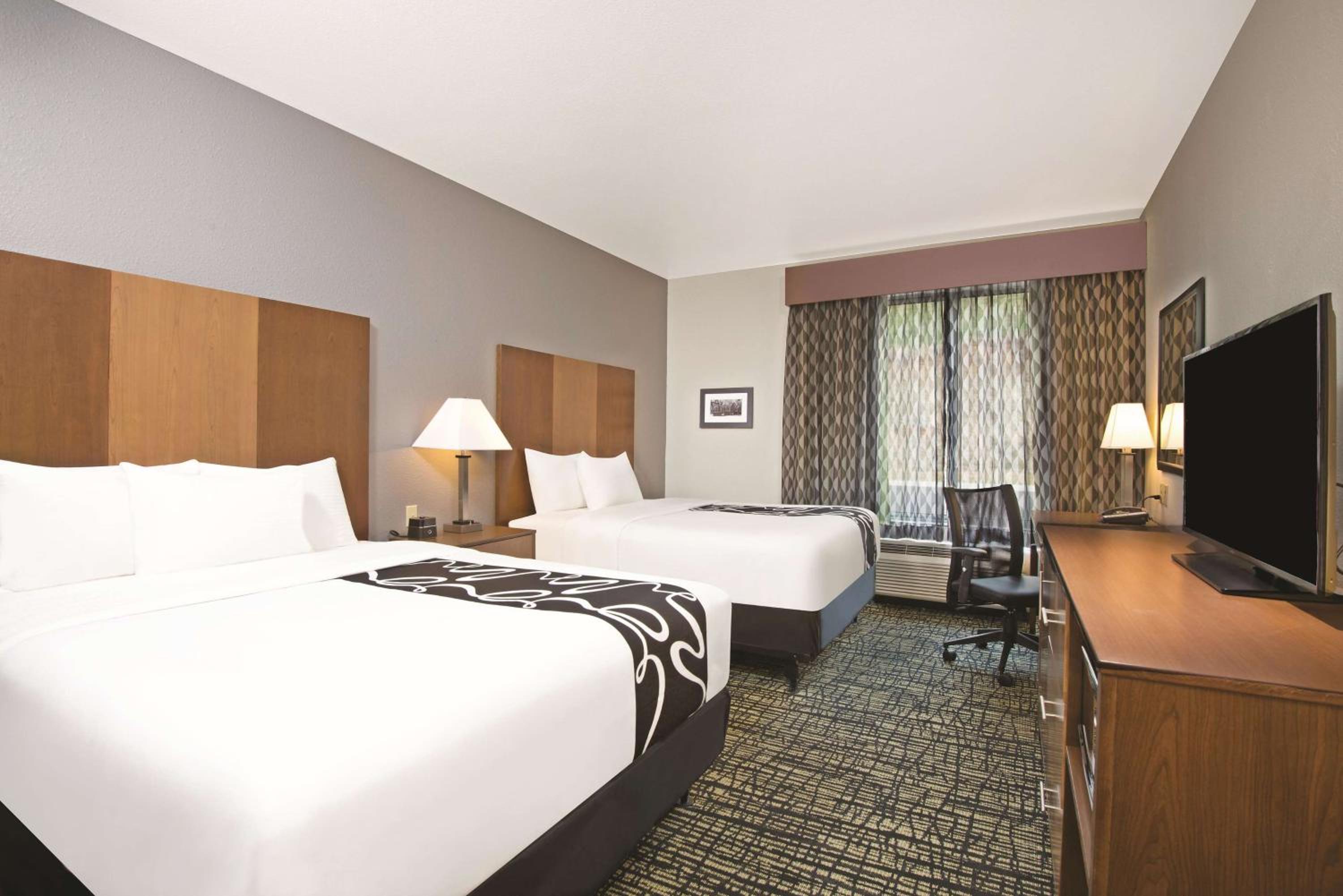 Queen Room with Two Queen Beds and Bath Tub - Mobility Accessible/Non-Smoking photo 1