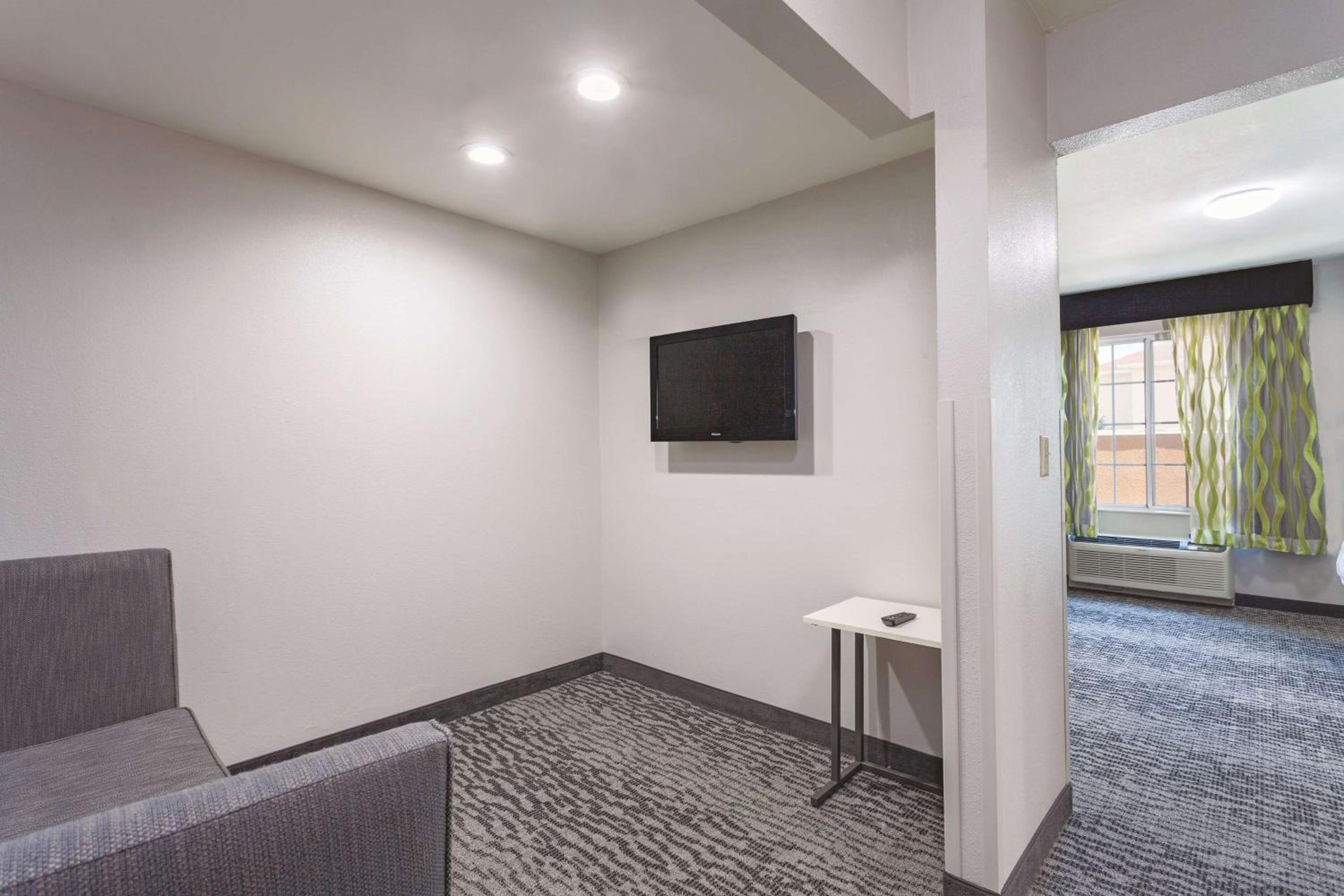 King Suite - Non-Smoking photo 1